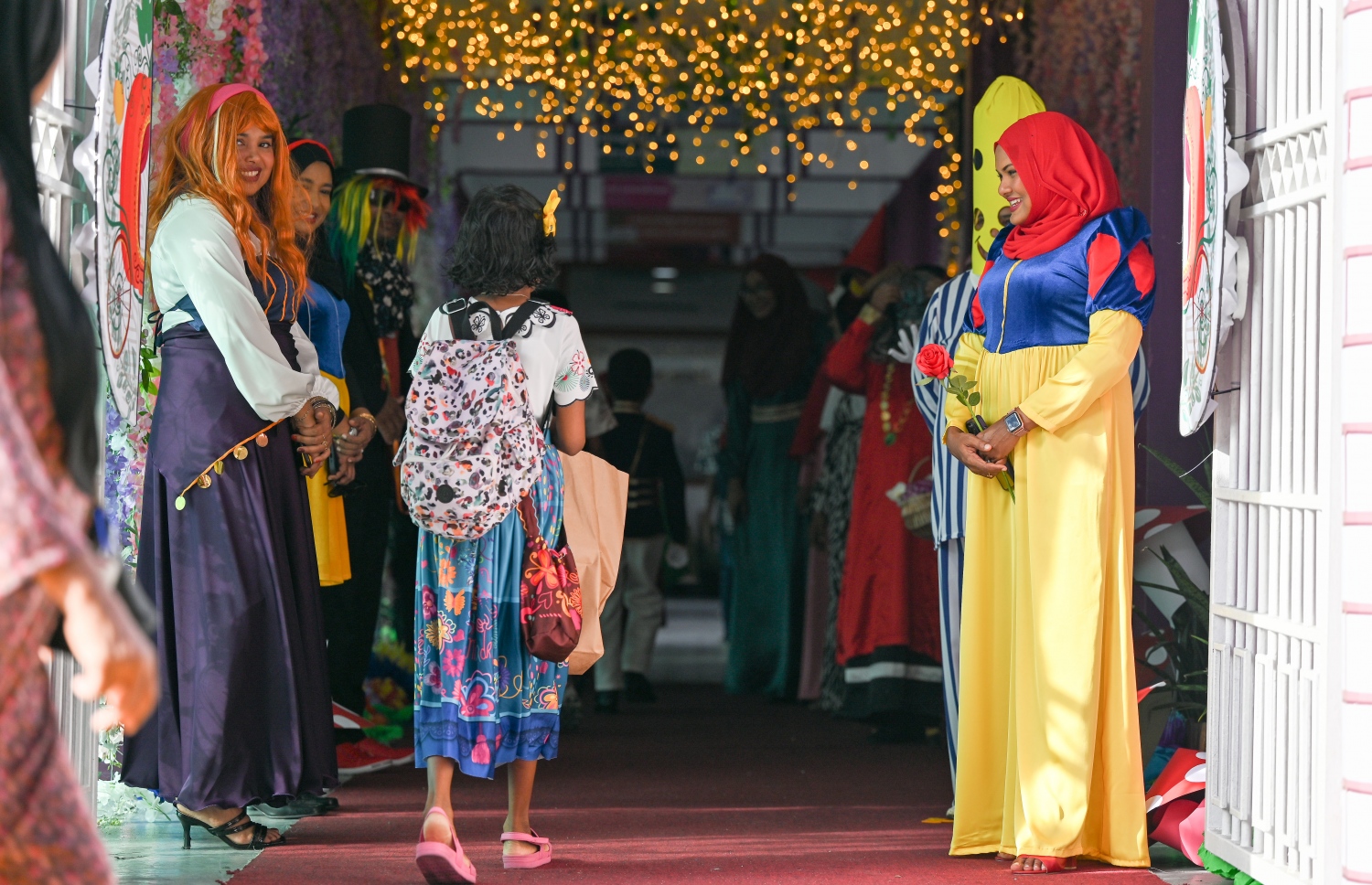 ކުޑަކުދިންގެ ދުވަސް ފާހަގަކުރުމަށް އިއްޒުއްދީން ސްކޫލުގައި މިއަދު ބޭއްވި ހާއްސަ ރަސްމިއްޔާތަގައި ބައިވެރިވުމަށް ދަރިވަރަކު ސްކޫލަށް ވަންނަނީ: މިއަދުގެ ރަސްމިއްޔާތައް ސްކޫލް ތެރެ ވަރަށް ބޮޑަށް ޒީނަތްތެރިކޮށް، ޓީޗަރުންނާއި ދަރިވަރުން ސްކޫލަށް ދިޔައީ އެކި ކަހަލުގެ ކާޓޫން ކެރެކްޓާތަކުގެ ހެދުމުގައި.-- ފޮޓޯ: ނިޝާން އަލީ / މިހާރު