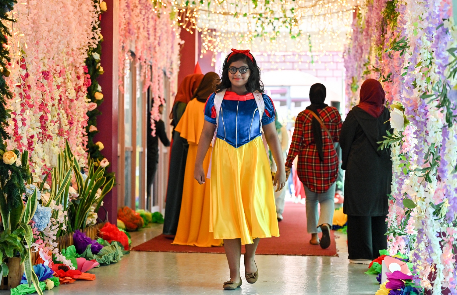 ކުޑަކުދިންގެ ދުވަސް ފާހަގަކުރުމަށް އިއްޒުއްދީން ސްކޫލުގައި މިއަދު ބޭއްވި ހާއްސަ ރަސްމިއްޔާތަގައި ބައިވެރިވުމަށް ދަރިވަރަކު ސްކޫލަށް ވަންނަނީ: މިއަދުގެ ރަސްމިއްޔާތައް ސްކޫލް ތެރެ ވަރަށް ބޮޑަށް ޒީނަތްތެރިކޮށް، ޓީޗަރުންނާއި ދަރިވަރުން ސްކޫލަށް ދިޔައީ އެކި ކަހަލުގެ ކާޓޫން ކެރެކްޓާތަކުގެ ހެދުމުގައި.-- ފޮޓޯ: ނިޝާން އަލީ / މިހާރު