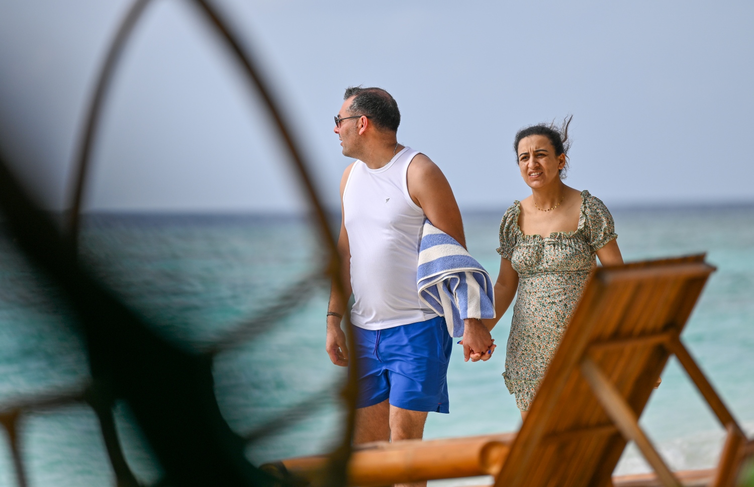 ވ. ތިނަދޫ ބީޗް ސަރަހައްދުން ޓޫރިސްޓުންތަކެއް ދަނީ. ޓޫރިޒަމުން ލިބޭ ޑޮލަރުގެ ބޮޑު ބައެއް ރާއްޖޭން ބޭރުގެ ބޭންކްތަކަށް-- ފޮޓޯ: ފަޔާޒް މޫސާ / މިހާރު