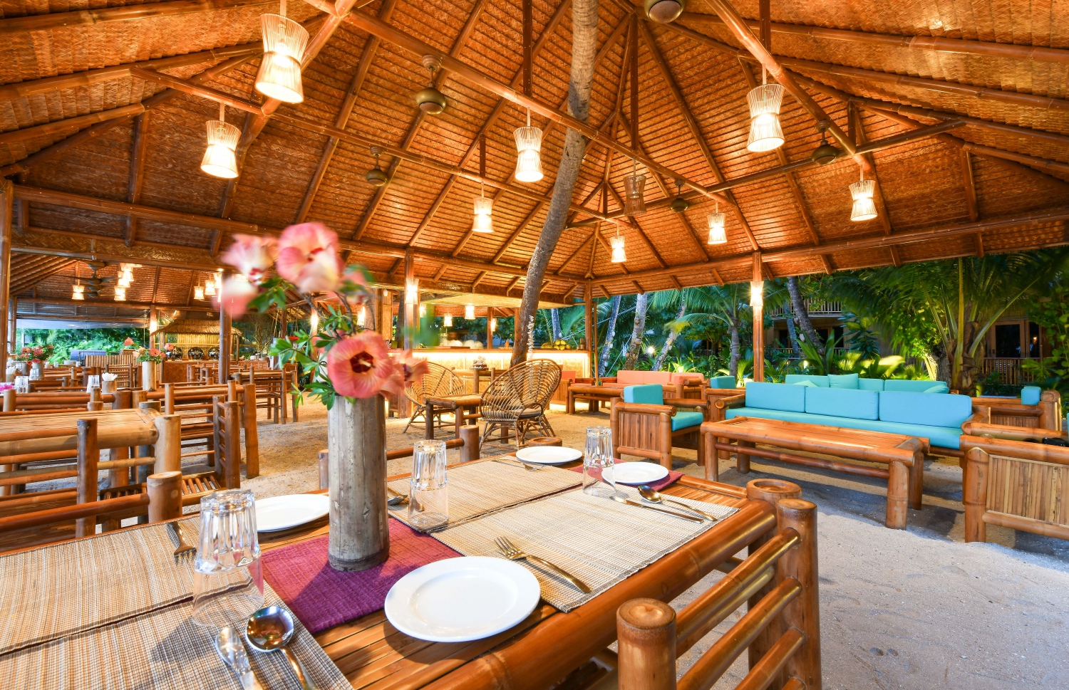 އީކޯބޫގެ ބީޗް ސަރަހައްދުގައި ހުންނަ ރެސްޓޯރެންޓް: އެ ހޮޓަލުގައި ދެ ރެސްޓޯރެންޓް ހުރޭ. -- ފޮޓޯ: ފަޔާޒް މޫސާ | މިހާރު