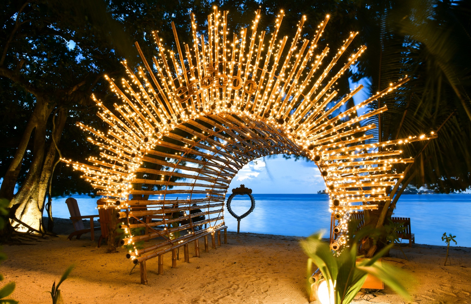 އީކޯބޫ ހޮޓަލުގެ ބީޗު ސަރަހައްދުގައި ހަދާފައިވާ ވޯކްވޭއެއް: އެ ހޮޓަލުގައި ބޭނުންކުރާ ގިނަ ތަކެތި ހަދާފައި ވަނީ އޮނު ގަހުން.--- ފޮޓޯ: ފަޔާޒު މޫސާ | މިހާރު