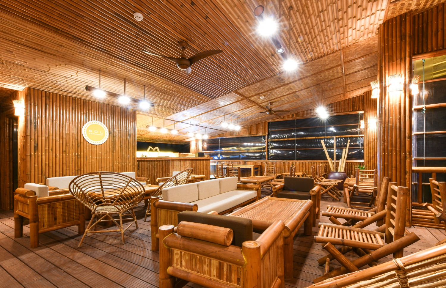 އީކޯބޫގެ ރޫފް ޓޮޕް ރެސްޓޯރެންޓް: އެ ހޮޓަލުގައި ދެ ރެސްޓޯރެންޓް ހުރޭ. -- ފޮޓޯ: ފަޔާޒް މޫސާ | މިހާރު