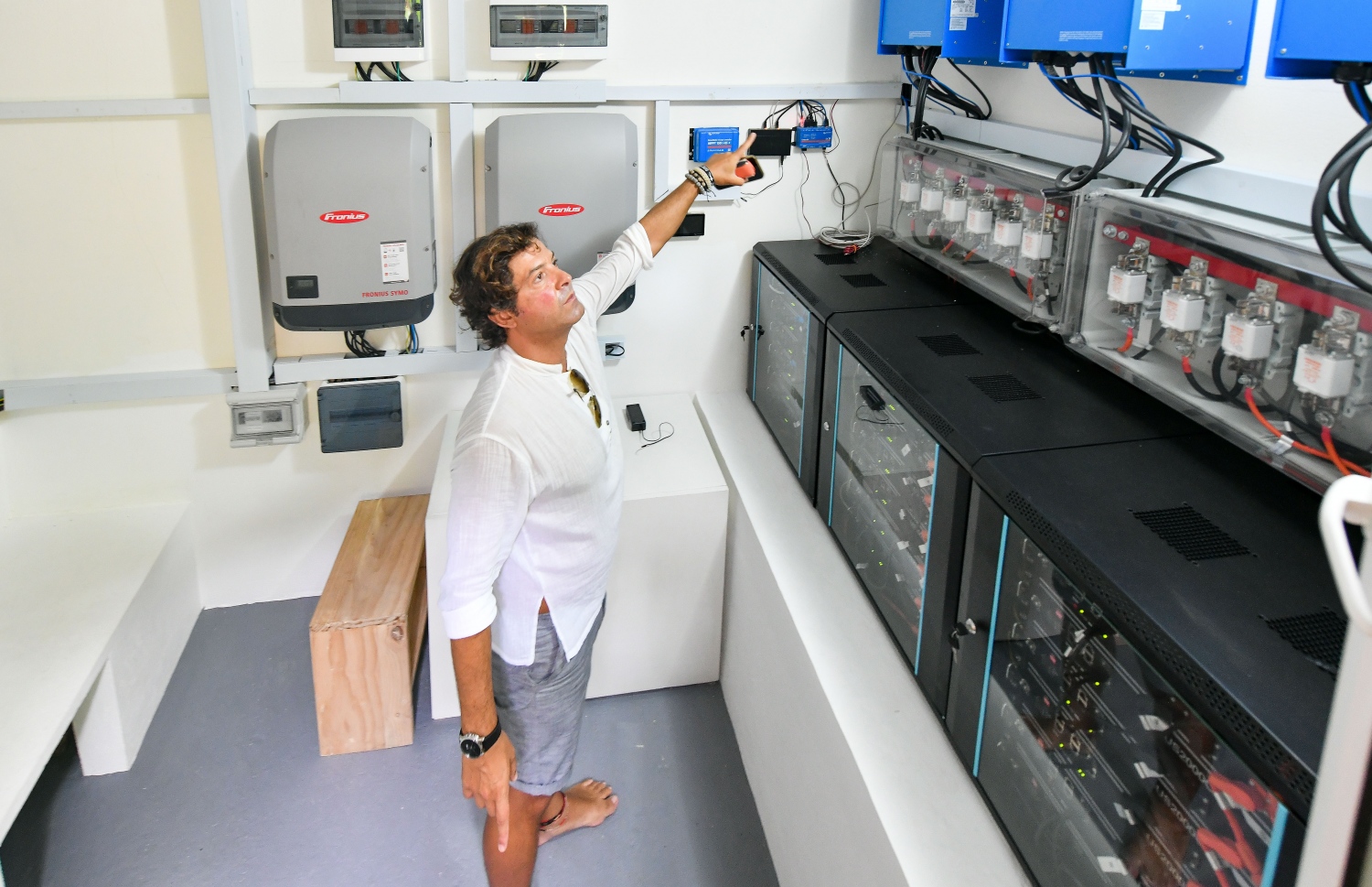 އީކޯބޫ ހޮޓަލަށް ބޭނުންވާ 30 ކިލޯވޮޓްގެ ކަރަންޓު އުފައްދާ ސޯލާ ޕެނަލްތަކުން އުފައްދާ ކަރަންޓު ރައްކާކުރާ ބެޓެރީތައް މަސައްކަތްކުރާ ގޮތް، އެ ހޮޓަލުގެ ހިއްސާދާރު ހޫގޯ ޕެޑްރޯސާ "މިހާރު" އަށް ވިދާޅުވެދެއްވަނީ. --- ފޮޓޯ: ފަޔާޒް މޫސާ | މިހާރު