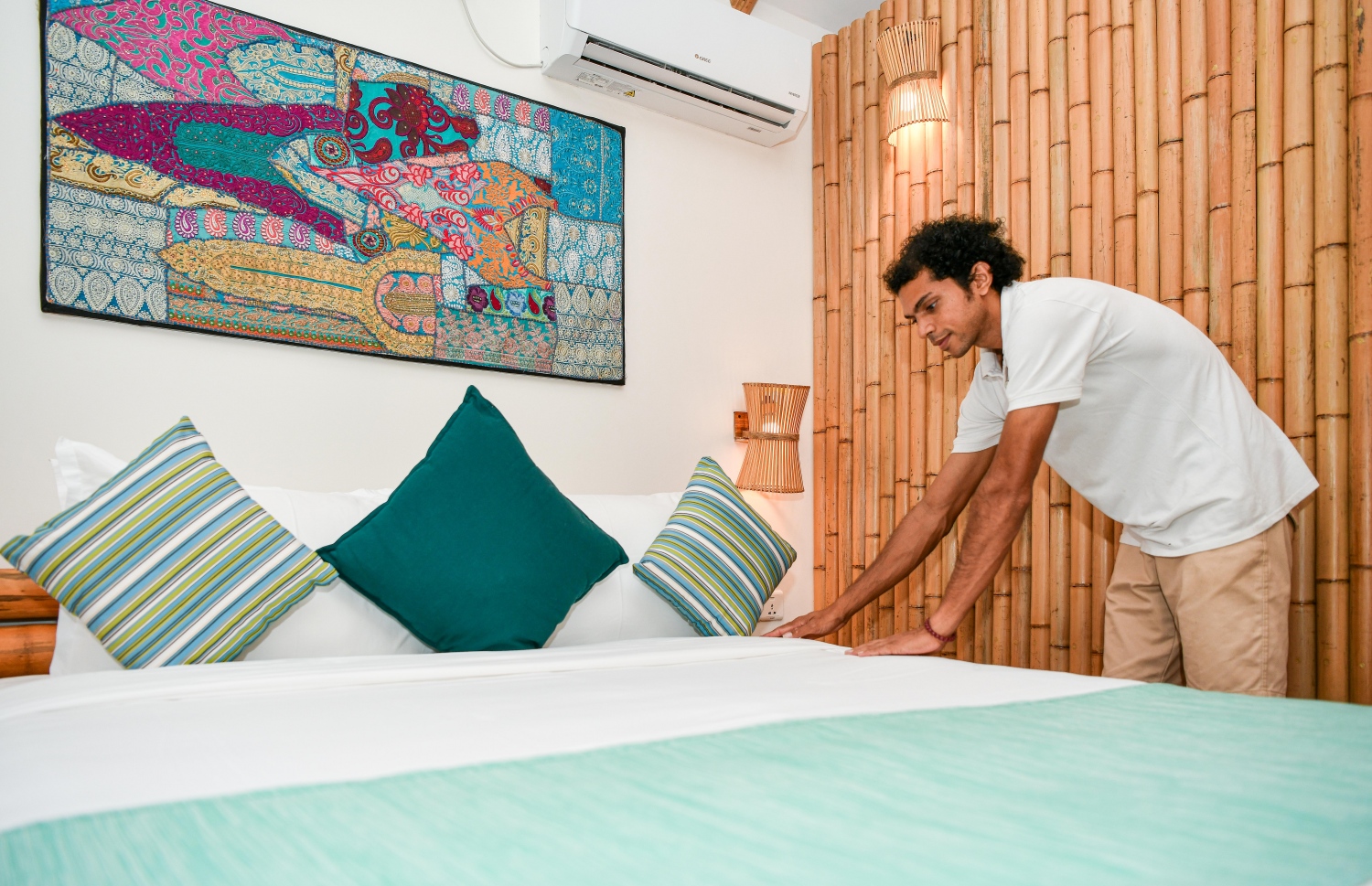 އީކޯބޫގެ ހޮޓަލުގައި މަސައްކަތް ކުރާ ސްރީ ލަންކާގެ މުވައްޒަފަކު ކޮޓަރިއެއް ސާފުކޮށް، އެނދު އަޅަނީ. -- ފޮޓޯ: ފަޔާޒް މޫސާ | މިހާރު