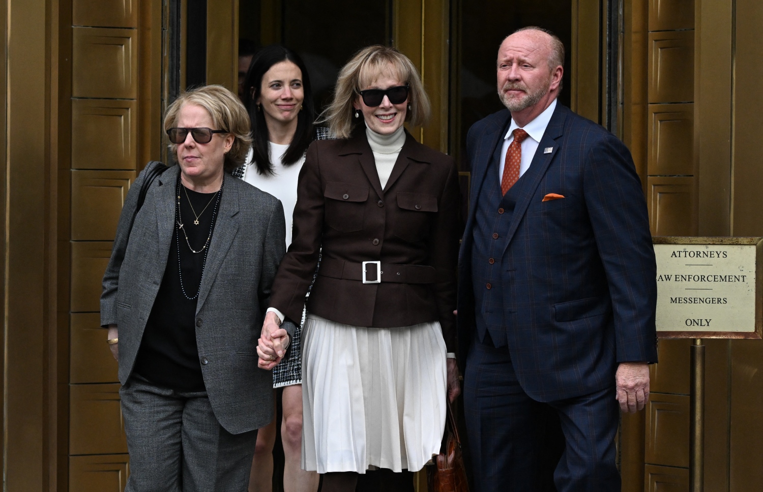 މެއި 9، 2023؛ އެމެރިކާގެ ކުރީގެ ރައީސް ޑޮނަލްޑް ޓްރަމްޕާ ދެކޮޅަށް، ޖިންސީ ގޯނާގެ ދައުވާ ކުރި، އެމެރިކާގެ ކުރީގެ މަޝްހޫރު ކޮލަމިސްޓެއް ކަމަށްވާ އީ ޖޭން ކެރޯލް، 79، (މ) އޭނާގެ ވަކީލުންނާއެކު، މެންހަޓަންގެ ފެޑެރަލް ކޯޓުން ނުކުންނަނީ. --އޭއެފްޕީ