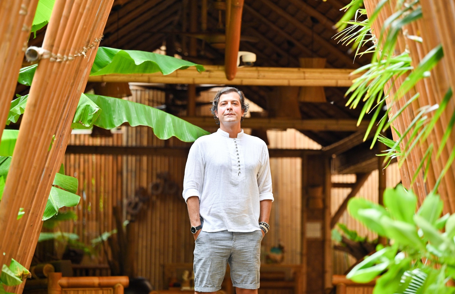 އީކޯބޫގެ އެއްހިއްސާދާރު ހޫގޯ ޕެޑްރޯސާ އެ ހޮޓަލުގެ ރިސެޕްޝަން ސަރަހައްދުގައި ފޮޓޯއަކަށް ހުއްޓި ވަޑައިގެން.-- ފޮޓޯ: ފަޔާޒް މޫސާ | މިހާރު