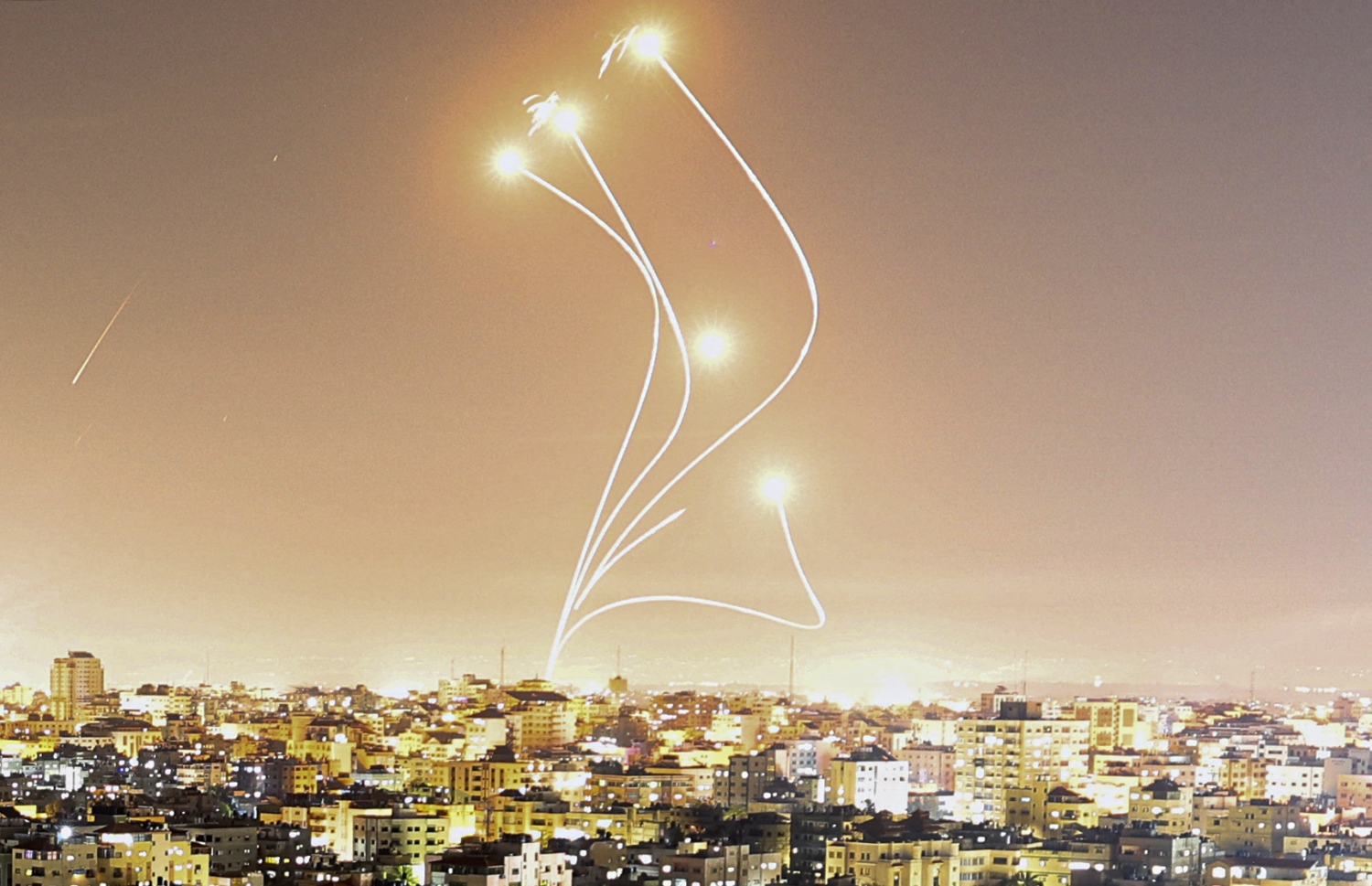 މެއި 10، 2023؛ ފަލަސްތީނުގެ ހަނގުރާމަވެރިން ގާޒާގެ ތެރެއިން އިޒްރޭލަށް ފޮނުވައިލި ރޮކެޓްތަކެއް ވައިގެ ތެރޭގައި ގޮއްވައިލުމަށް، އިޒްރޭލުގެ ވައިގެ ދިފާޢީ ނިޒާމުން މިސައިލްތަކެއް ފޮނުވައިލަނީ. --އޭއެފްޕީ