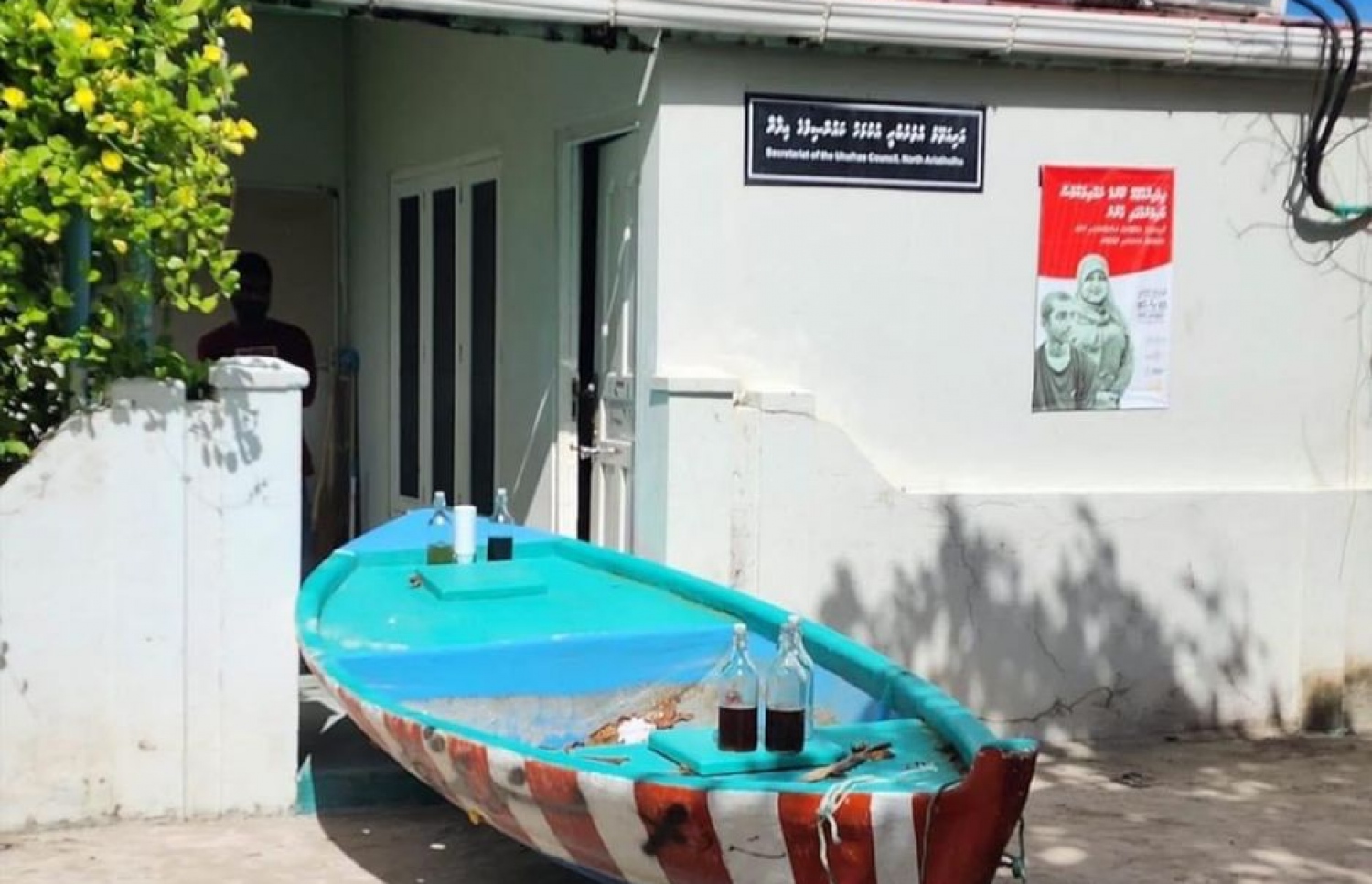 ރާ ވިއްކާ މައްސަލާގައި އިހްތިޖާޖުކޮށް ކައުންސިލް އިދާރާގެ ތެރެއަށް ބޮއްކުރައެއް ވައްދާފައި.