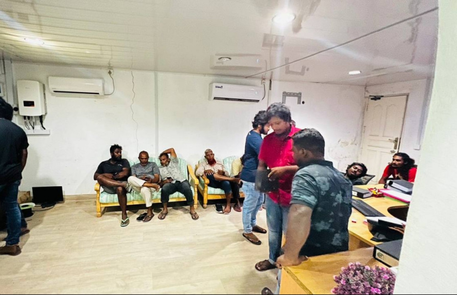 ކައުންސިލް އިދާރާ ތެރޭގައި ބަޔަކު އިހްތިޖާޖްކުރަނީ