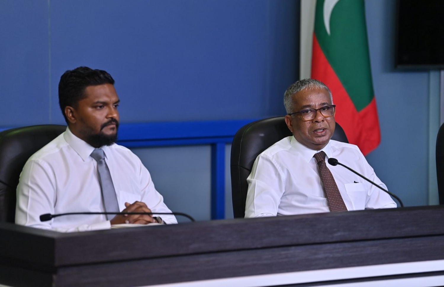 ރައީސް އޮފީހުގައި ބޭއްވި ޕްރެސް ކޮންފަރެންސްގައި ހައުސިންގެ ސްޓޭޓް މިނިސްޓަރު އަކްރަމް ކަމާލުއްދީން އާއި ސްޓޭޓް މިނިސްޓަރު އަނަސް އަބްދުއްސައްތާރު ބައިވެރިވެވަޑައިގަންނަވަނީ.-- ފޮޓޯ: ރައީސް އޮފީސް