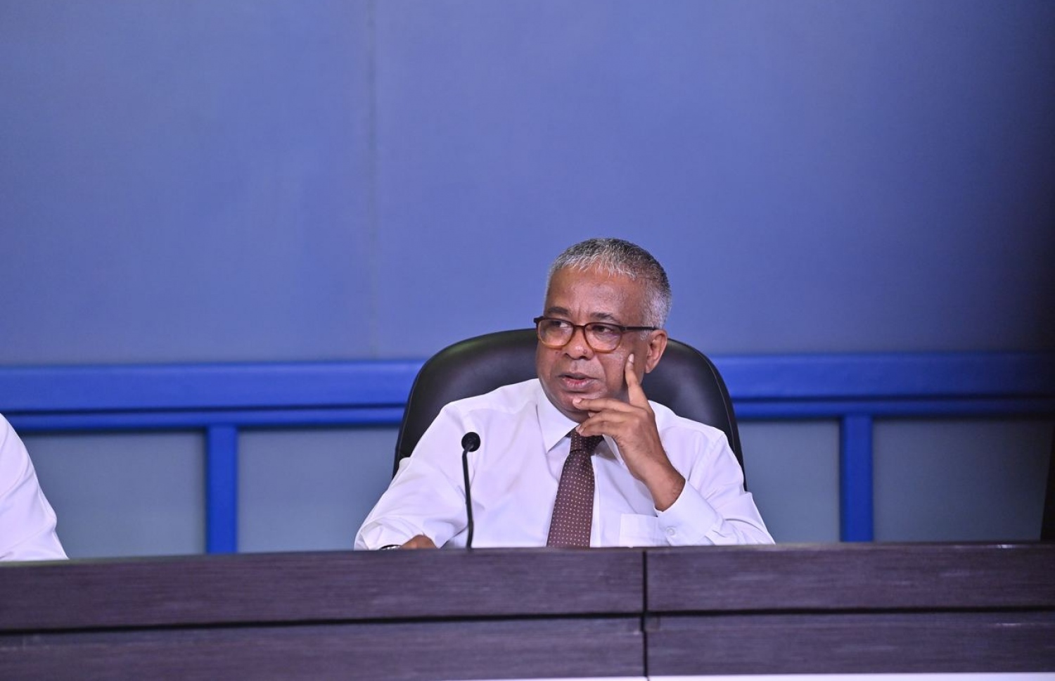 ރައީސް އޮފީހުގައި ބޭއްވި ޕްރެސް ކޮންފަރެންސްގައި ހައުސިންގެ ސްޓޭޓް މިނިސްޓަރު އަކްރަމް ކަމާލުއްދީން ވާހަކަދައްކަވަނީ.-- ފޮޓޯ: ރައީސް އޮފީސް