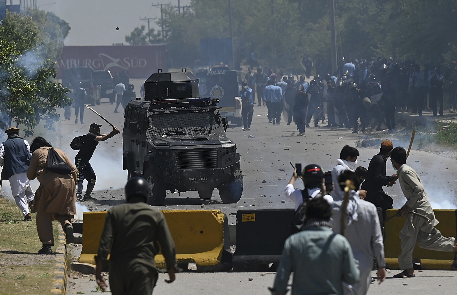 މެއި 10، 2023؛ ޕާކިސްތާނުގެ އިދިކޮޅު ލީޑަރު އަދި ކުރީގެ ބޮޑުވަޒީރު އިމްރާން ޚާން ހައްޔަރުކުރުމާ ގުޅިގެން، އޭނާއަށް ތާޢީދުކުރާ މީހުން މަގުތަކަށް ނުކުމެ ކުރަމުންދާ މުޒާހަރާތައް ހުއްޓުވުމަށް ފުލުހުން މަސައްކަތް ކުރަނީ. --އޭއެފްޕީ