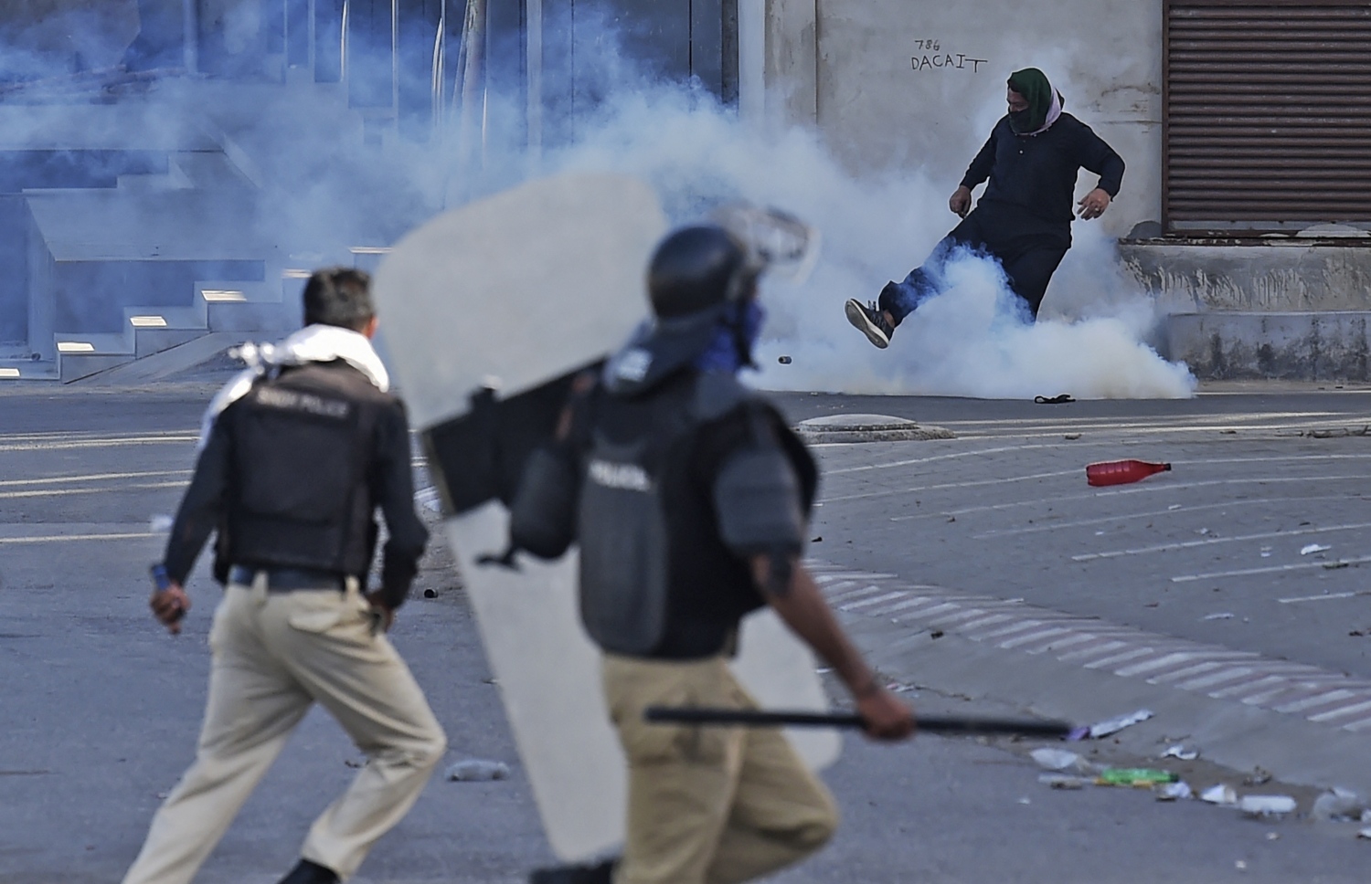 މެއި 10، 2023؛ ޕާކިސްތާނުގެ އިދިކޮޅު ލީޑަރު އަދި ކުރީގެ ބޮޑުވަޒީރު އިމްރާން ޚާން ހައްޔަރުކުރުމާ ގުޅިގެން، އޭނާއަށް ތާޢީދުކުރާ މީހުން މަގުތަކަށް ނުކުމެ ކުރަމުންދާ މުޒާހަރާތައް ހުއްޓުވުމަށް ފުލުހުން ކަރުނަގޭސް ޖަހަނީ. --އޭއެފްޕީ