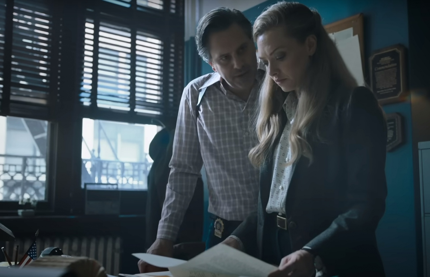 "ދަ ކްރައުޑެޑް ރޫމް" ގެ ޓްރެއިލާގެ މަންޒަރެއް