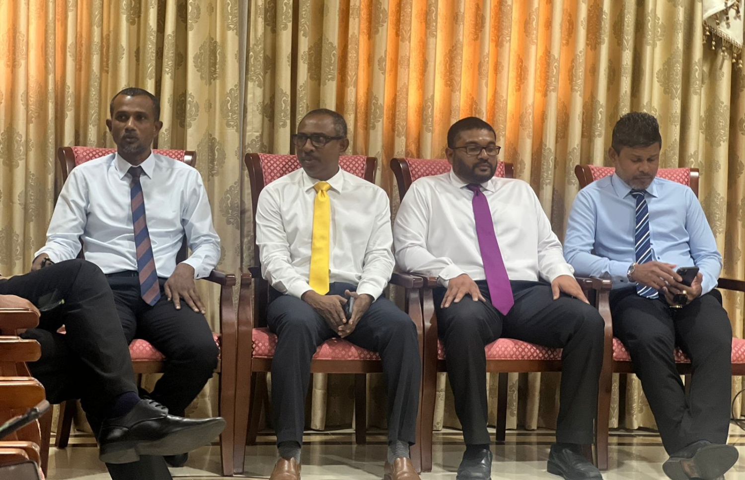 ސަރުކާރާ އިދިކޮޅު ކޯލިޝަންގެ މެންބަރު މިއަދު ރައްޔިތުންގެ މަޖިލީހުގައި: ޗާގޮސް މައްސަލައިގައި ސަރުކާރާ ދެކޮޅު މެންބަރުން ދަނީ އެކުގައި މަސައްކަތް ކުރަމުން.