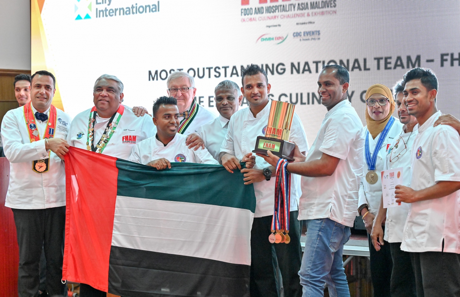 އެފްއެޗްއޭއެމް އެގްޒިބިޝަންގެ މޮސްޓް އައުޓްސްޓޭންޑިން ނެޝަނަލް ޓީމްގެ ޓައިޓަލް ހޯދި އެމިރެޓްސް ކަލިނަރީ ގިލްޑްގެ މެންބަރުން. -- ފޮޓޯ: ނިޝާން އަލީ | މިހާރު