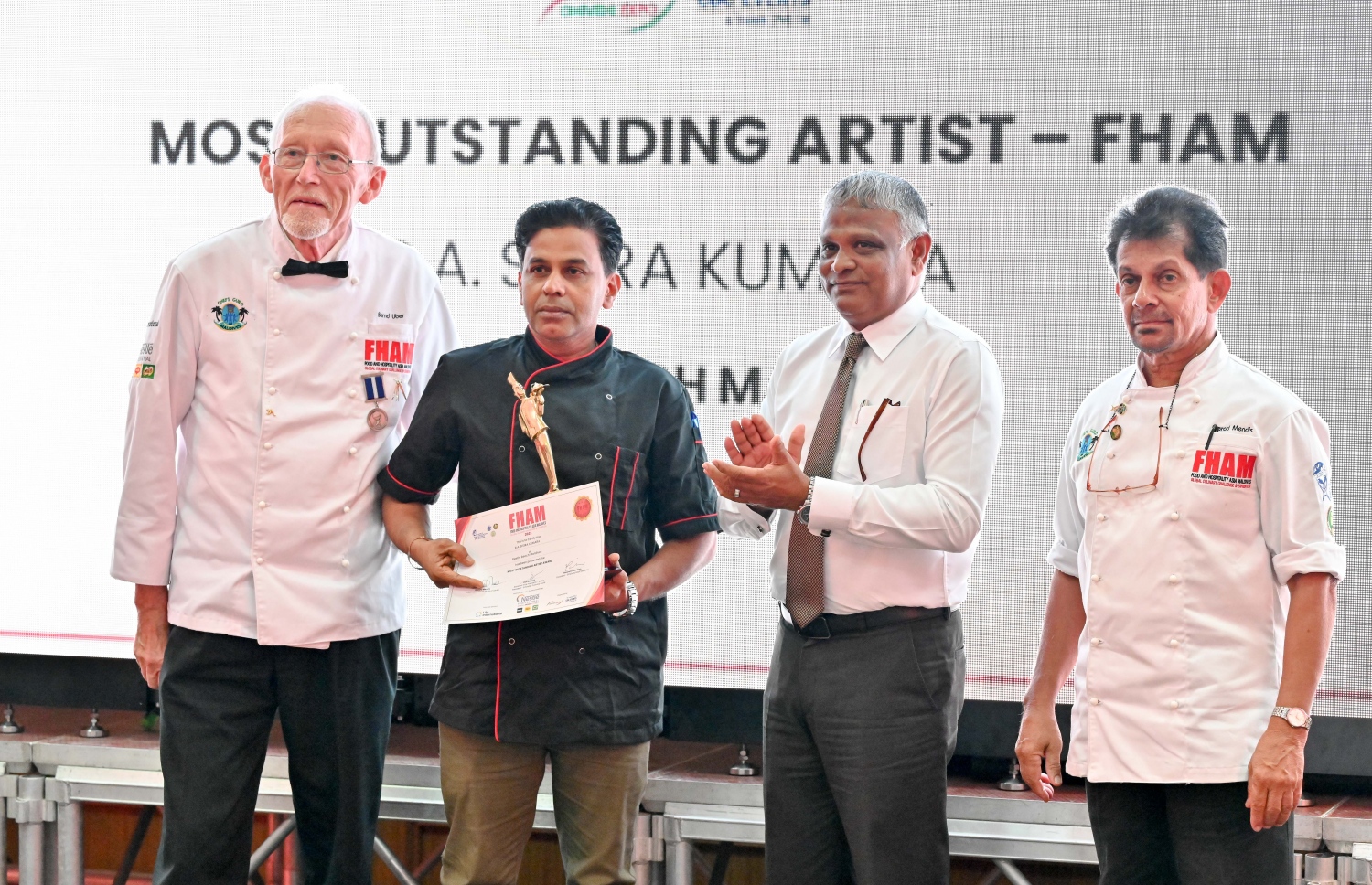 އެފްއެޗްއޭއެމް އެގްޒިބިޝަންގައި "މޮސްޓް އައުޓްސްޓޭންޑިން ޝެފް"ގެ ޓައިޓަލް ކާމިޔާބު ކުރި ޝެފް ސެޓްފިކާ އެކު. -- ފޮޓޯ: ނިޝާން އަލީ | މިހާރު