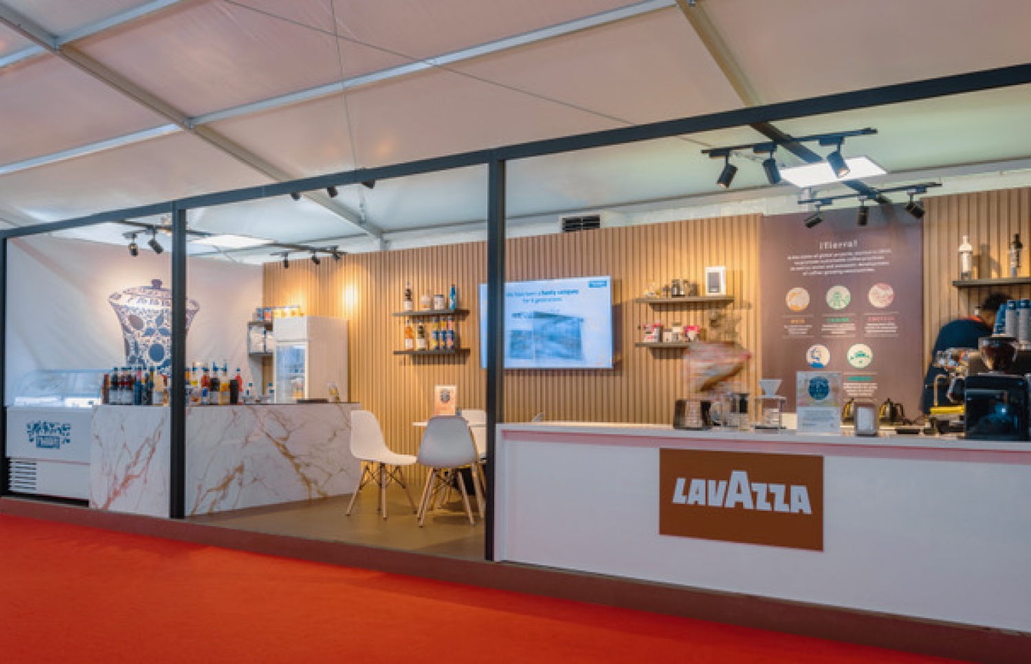 އެފްއެޗްއޭއެމްއަށް ޔޫރޯ މާކެޓިންއިން ތައްޔާރުކުރި ސްޓޯލެއް. -- ފޮޓޯ: ޔޫރޯ މާކެޓިން