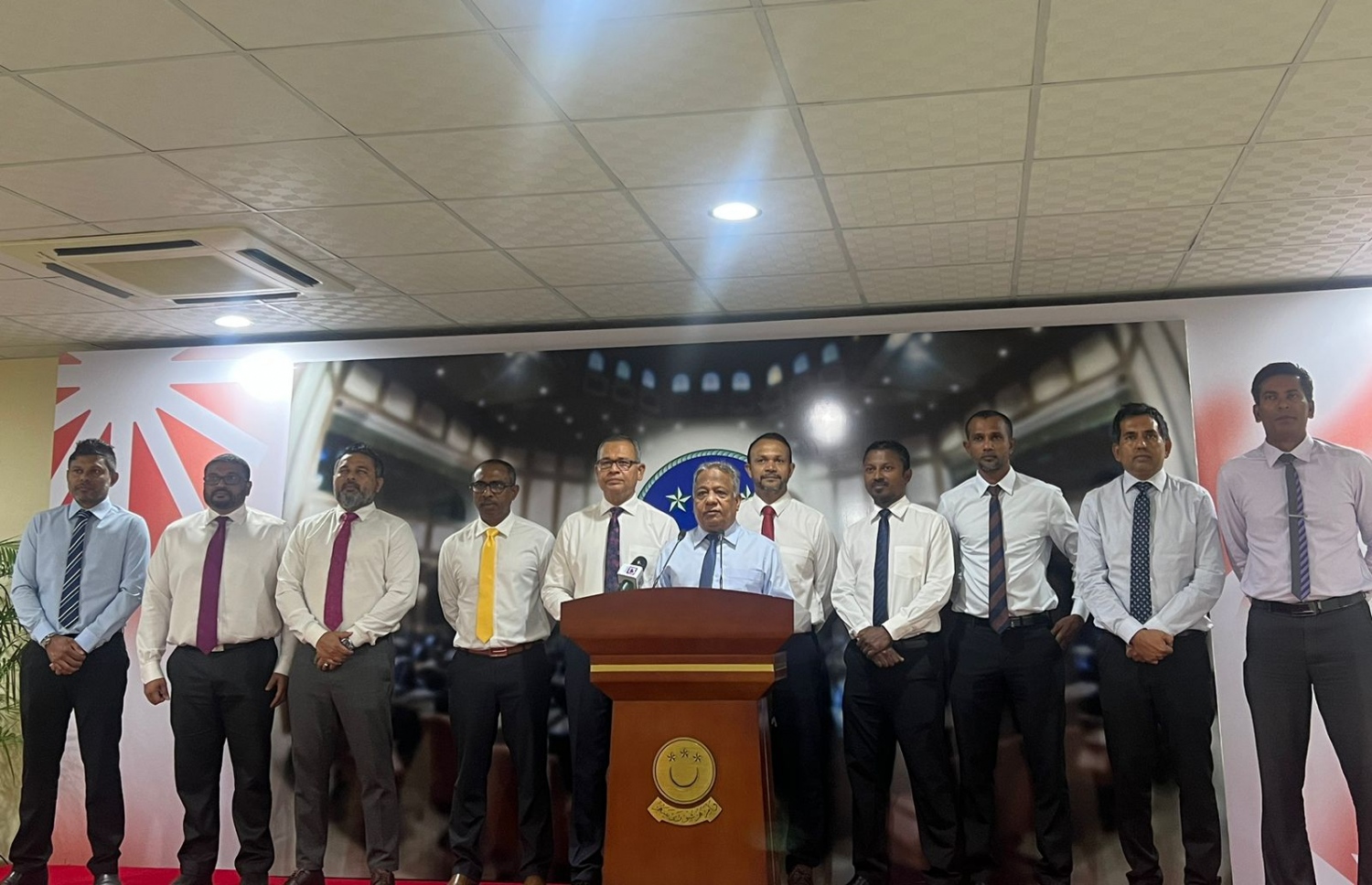 އިދިކޮޅު ޕާޓީތަކުން މިއަދު ނޫސްވެރިންނާ ވާހަކަ ދައްކަވަނީ: މިއީ ގައުމީ މަސްލަހަތު އިސްކުރަން ހެދި ކޯލިޝަނެއް ކަމަށް ޕާޓީތަކުން ބުނޭ. -- ފޮޓޯ: ފަޔާޒް މޫސާ | މިހާރު