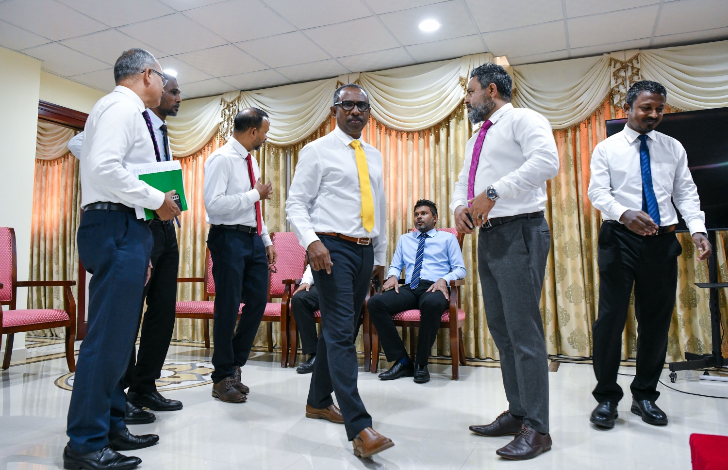 އިދިކޮޅު ފަރާތްތަކާ އެކު އާޒިމް ޕްރެސް ކޮންފަރެންސްގައި ބައިވެރިވެވަޑައިގަންނަވަނީ. -- ފޮޓޯ | މިހާރު