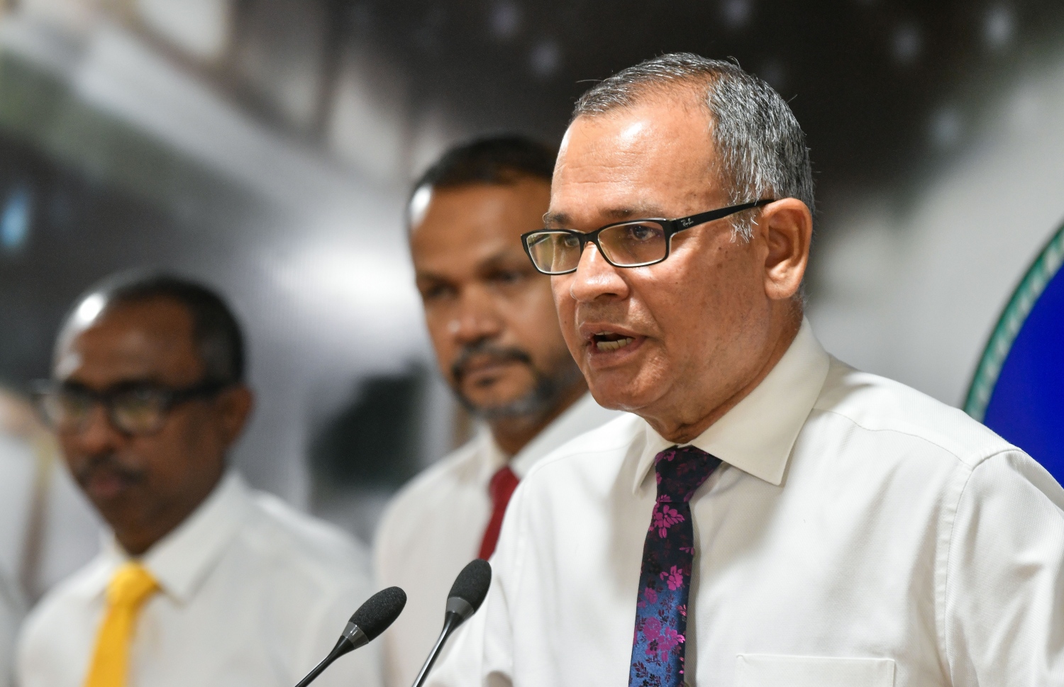 މަޖިލީހުގައި ބޭއްވި ނޫސްވެރިންގެ ބައްދަލުވުމެއްގައި އާދަމް ޝަރީފް ވާހަކަ ދައްކަވަނީ.--- ފައިލް ފޮޓޯ: މިހާރު