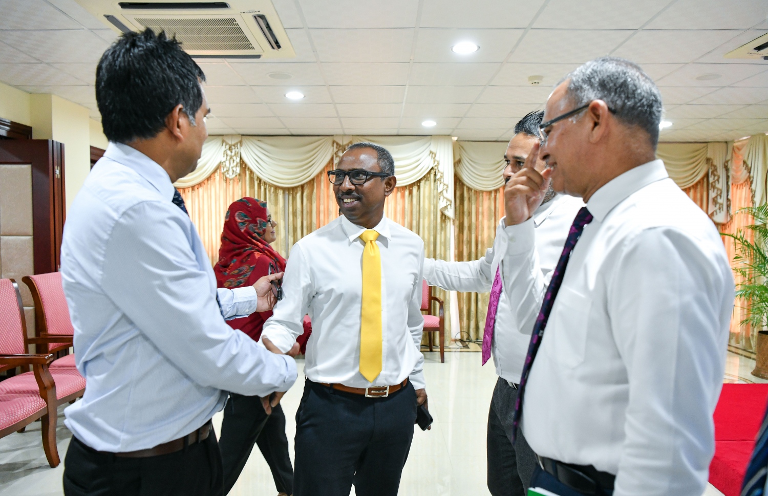 އިދިކޮޅު ފަރާތްތަކާ އެކު އާޒިމް ޕްރެސް ކޮންފަރެންސެއްގައި ބައިވެރިވެވަޑައިގަންނަވަނީ.--- ފޮޓޯ | މިހާރު