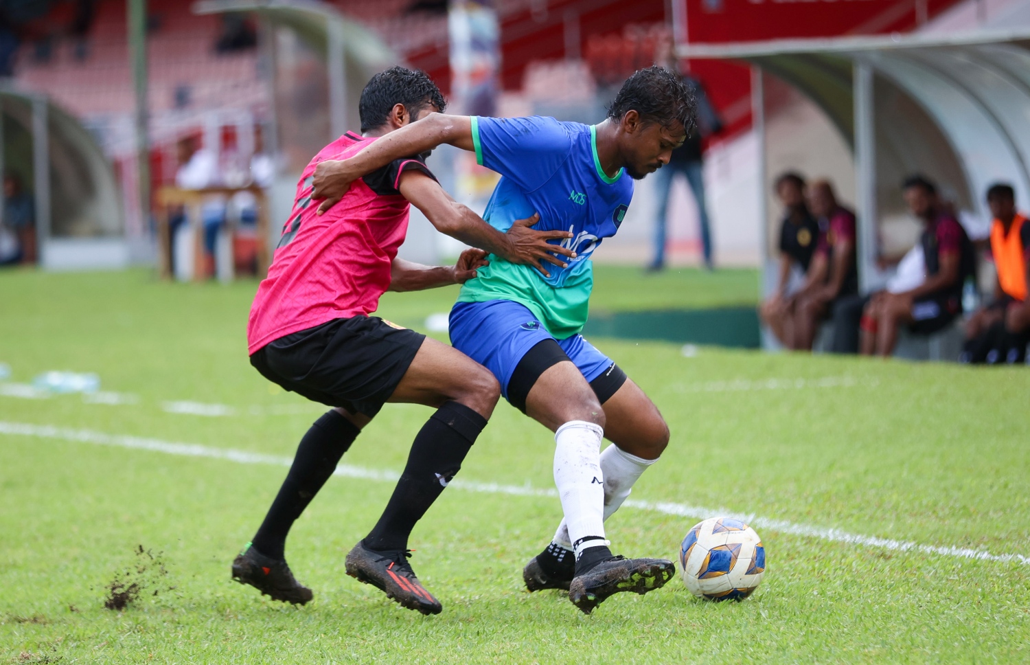 ސަސްގެ ހުސާމް އަތުން ބޯޅަ ހޯދަން ޔޫވީގެ ޝިފާން މަސައްކަތް ކުރަނީ.-- ފޮޓޯ: ފަޔާޒް މޫސާ/ މިހާރު