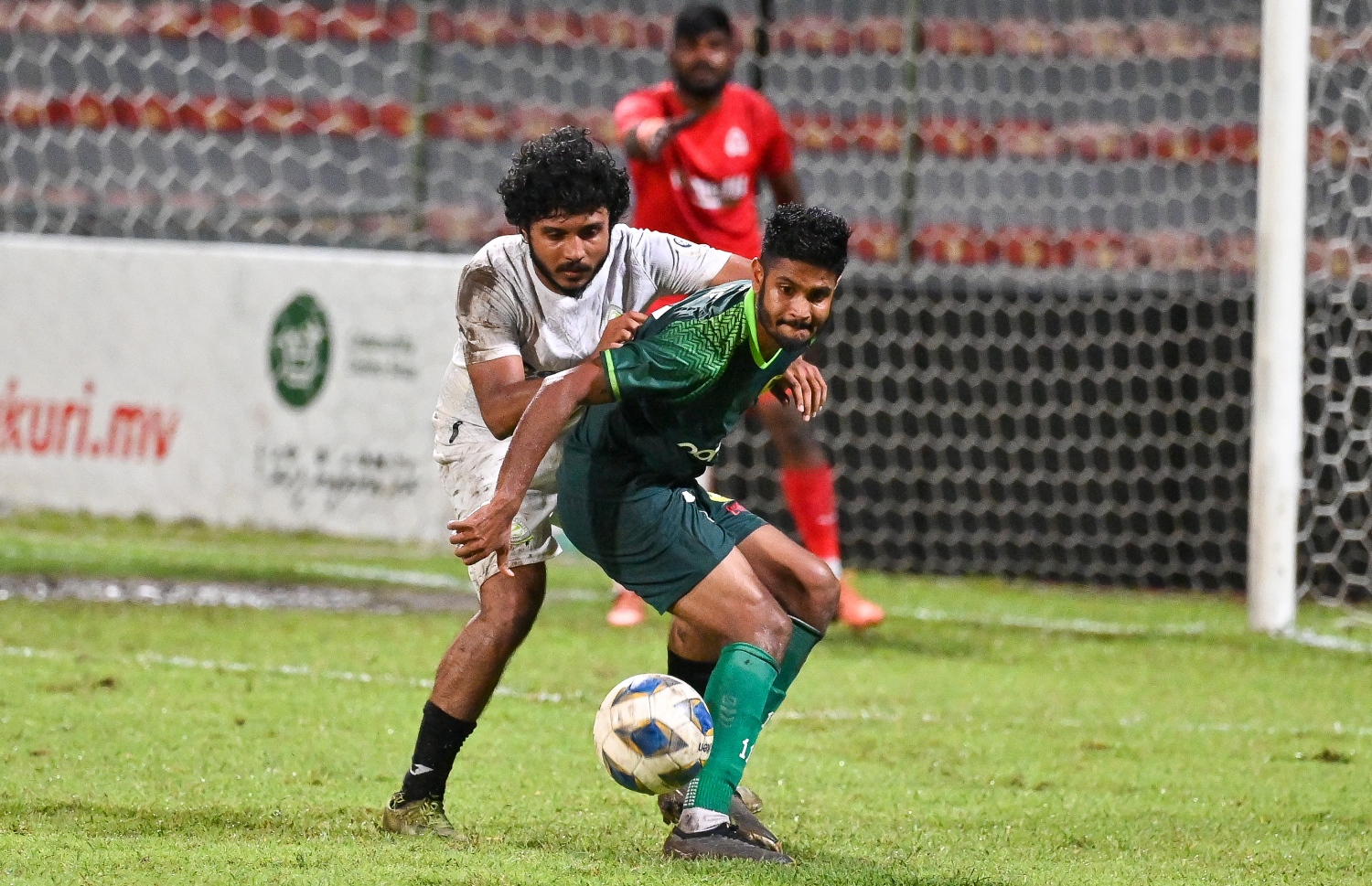 މާޒިޔާގެ ހަންނަ އަތުން ބޯޅަ ހޯދަން ގްރީންގެ ޑިފެންޑަރު މުހައްމަދު ކަރަމް މަސައްކަތް ކުރަނީ.-- ފޮޓޯ: ފަޔާޒް މޫސާ/ މިހާރު