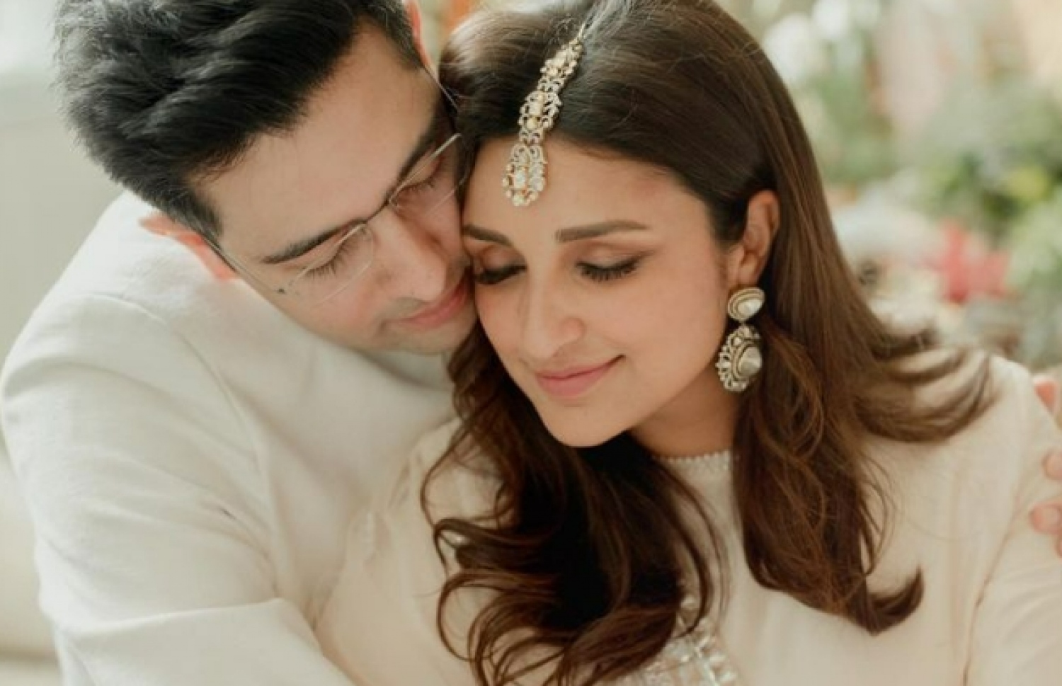 ޕަރިނީތީ ޗޯޕްރާ (ކ) އާއި ރަގަވް ޗާދާ އެންގޭޖުމަންޓު ޕާޓީގައި ނެގި ފޮޓޯއެއް.