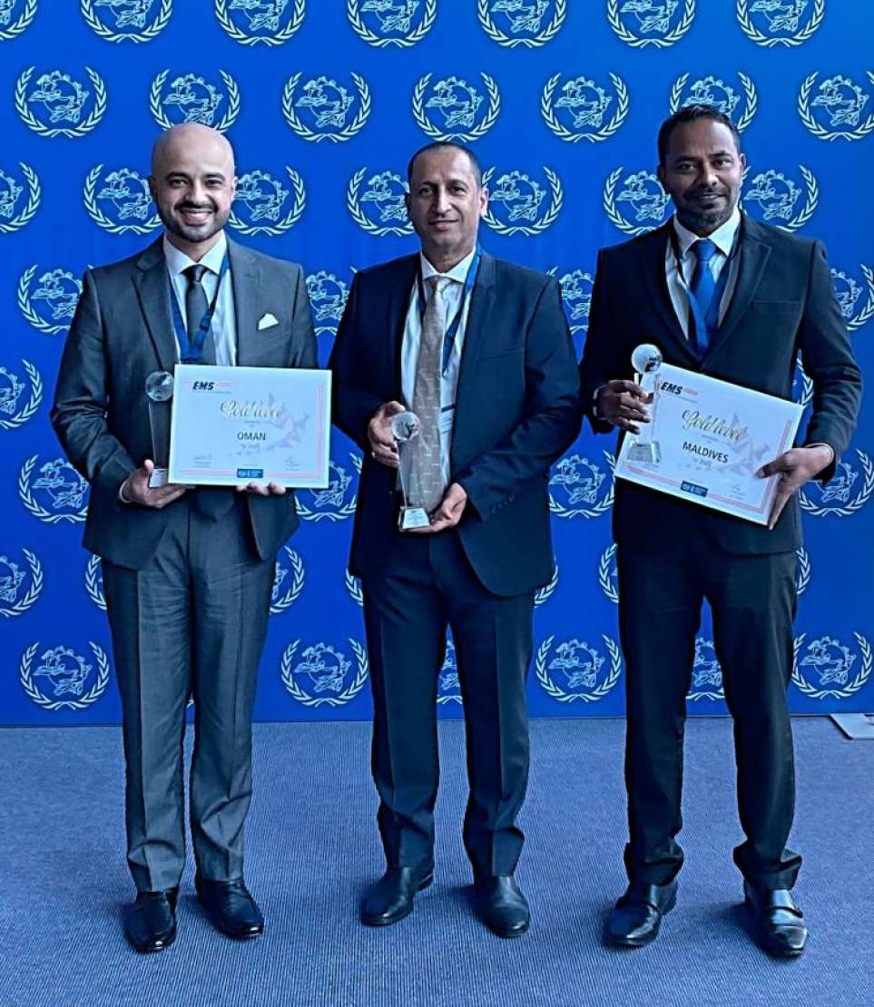 އީއެމްއެސް ޕާފޯމަންސް ގޯލްޑް އެވޯޑް ލިބުނު މޯލްޑިވްސް ޕޯސްޓްގެ ހެޑް އޮފް ޑެލިގޭޝަން، އެމެރޭޓްސް ޕޯސްޓް އަދި އޯމާން ޕޯސްޓްގެ ޑެލިގޭޝަން އެވޯޑާ އެކު. -- ފޮޓޯ: މޯލްޑިވްސް ޕޯސްޓް