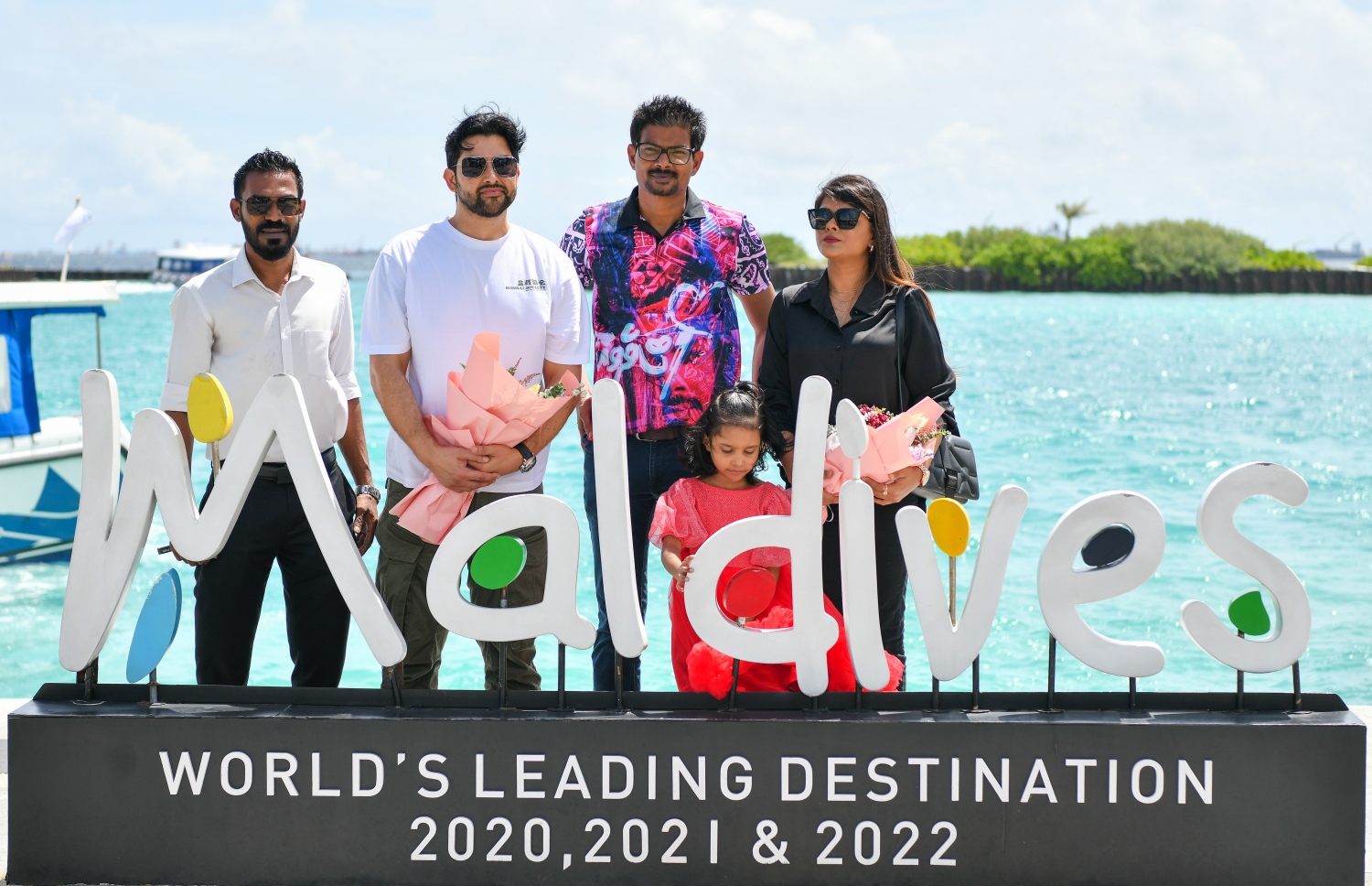 އަފްތާބް ރާއްޖެ އައިސް ވެލާނާ އެއާޕޯޓުގައި "ލޯބިވެވިއްޖެ" ފިލްމުގެ ޕްރޮޑިއުސަރުންނާއި ޑައިރެކްޓަރު އަލީ ސީޒަން އާއެކު ފޮޓޯއަކަށް ހުއްޓިލައިގެން.-- ފޮޓޯ: ނިޝާން އަލީ | މިހާރު