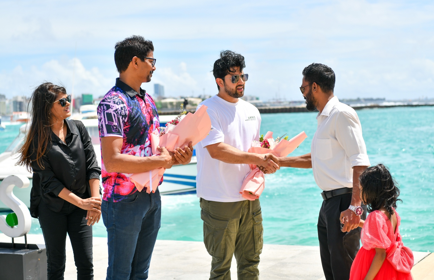 "ލޯބިވެވިއްޖެ" ޕްރޮޑިއުސްކުރި ޝާނީޒް އަލީ އާއި އައިމިނަތު ޝަޒްނާ އަދި ޑައިރެކްޓަރު އަލީ ސީޒަން، ވެލާނާ އެއާޕޯޓުގައި އަފްތާބަށް މަރުހަބާ ކިޔަނީ.-- ފޮޓޯ: ނިޝާން އަލީ | މިހާރު