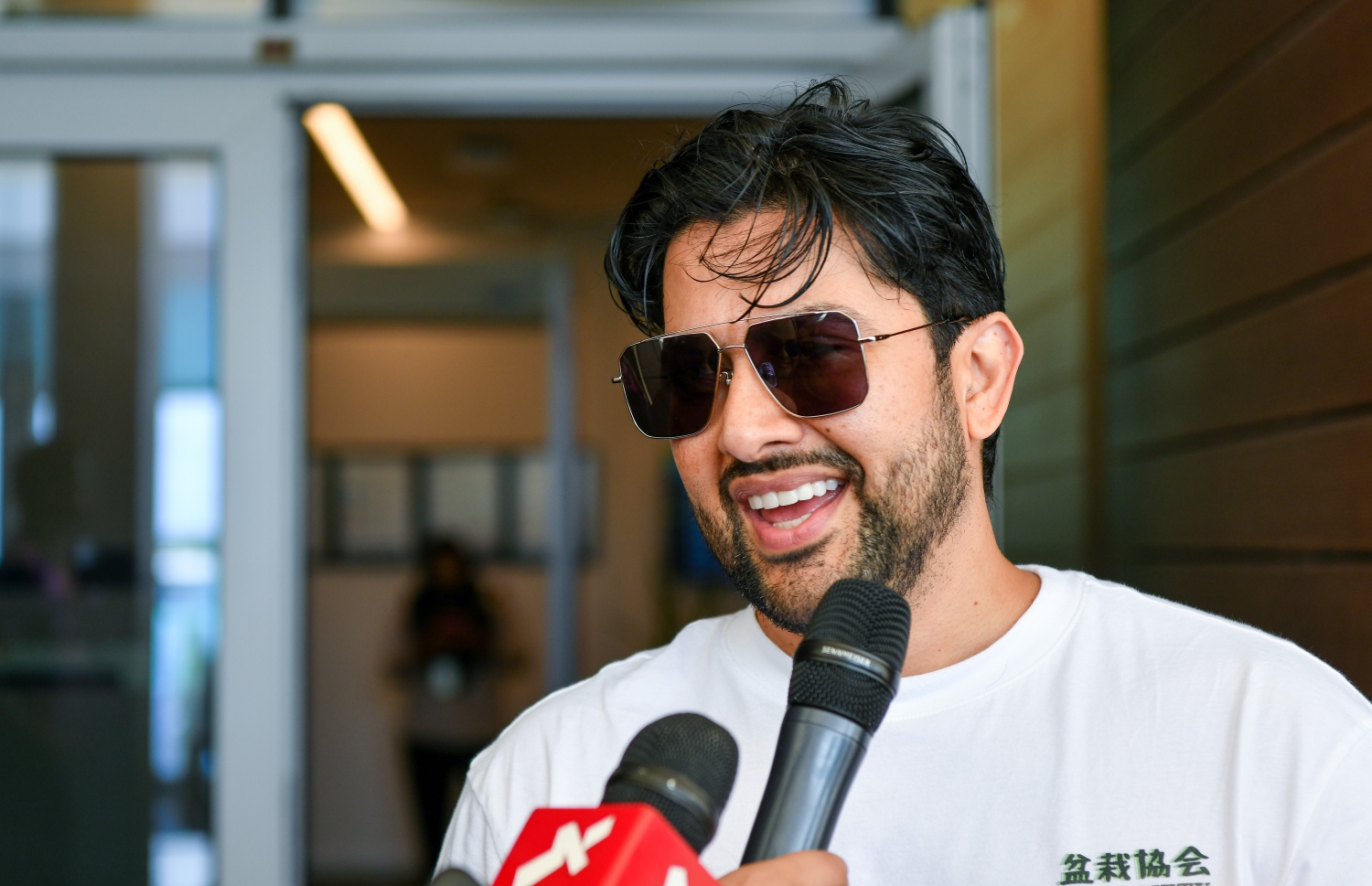 އަފްތާބް ރާއްޖެ އައިސް ވެލާނާ އެއާޕޯޓުގައި މީޑިއާތަކަށް އިންޓަވިއު ދޭނީ.-- ފޮޓޯ: ނިޝާން އަލީ | މިހާރު