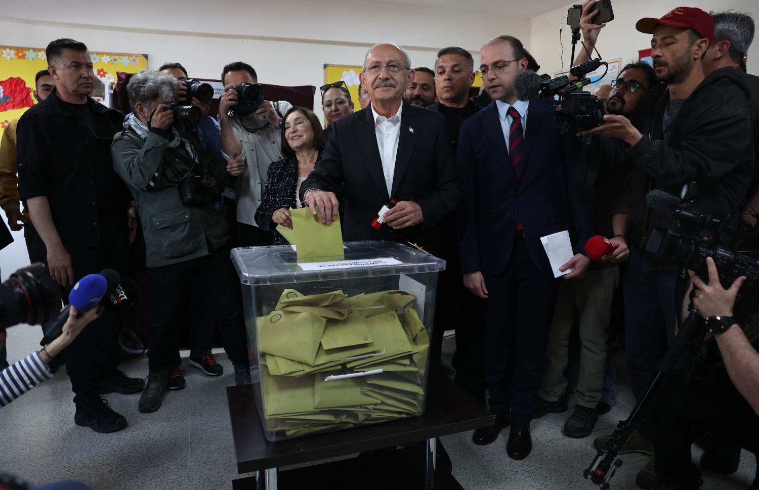 މެއި 14، 2023؛ ތުރުކީ ވިލާތުގެ ރިއާސީ އިންތިޚާބުގައި އެ ގައުމުގެ އިދިކޮޅު ލީޑަރު އަދި ރިޕަބްލިކަން ޕީޕަލްސް ޕާޓީގެ ލީޑަރު ކަމާލް ކިލިޗްދްރޯލޫ ވޯޓު ލައްވަނީ. --އޭއެފްޕީ