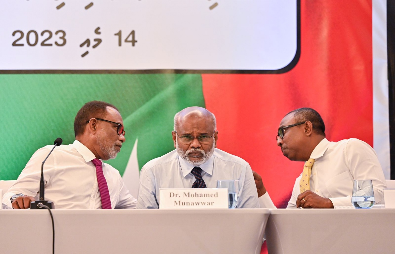 ކަނޑު ވިއްކުމާ ދެކޮޅަށް އިއްތިހާދުން ބޭއްވި ނޫސްވެރިންގެ ބައްދަލުވުމުގައި އިދިކޮޅު ޕާޓީތަކުގެ ބޭފުޅުން ބައިވެރިވެވަޑައިގަތުން -- ފޮޓޯ: ފަޔާޒު މޫސާ/ މިހާރު