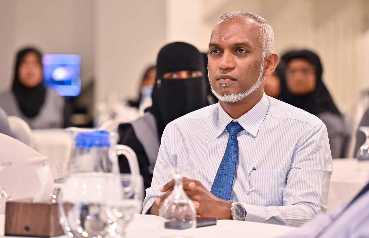 މާލެ ސިޓީ ބަލަހައްޓަން ކައުންސިލުން އަލަށް ހެދި ޑިޕާޓްމެންޓަށް ނެގި "ކޮމިއުނިޓީ އެންގޭޖްމެންޓް އޮފިސަރުން" އެ މަސައްކަތް ހަވާލު ކުރުމަށް ބޭއްވި ރަސްމިއްޔާތުގައި ޑރ. މުއިއްޒު ބައިވެރިވެވަޑައިގަންނަވަނީ.-- ފޮޓޯ: ފަޔާޒް މޫސާ \ މިހާރު