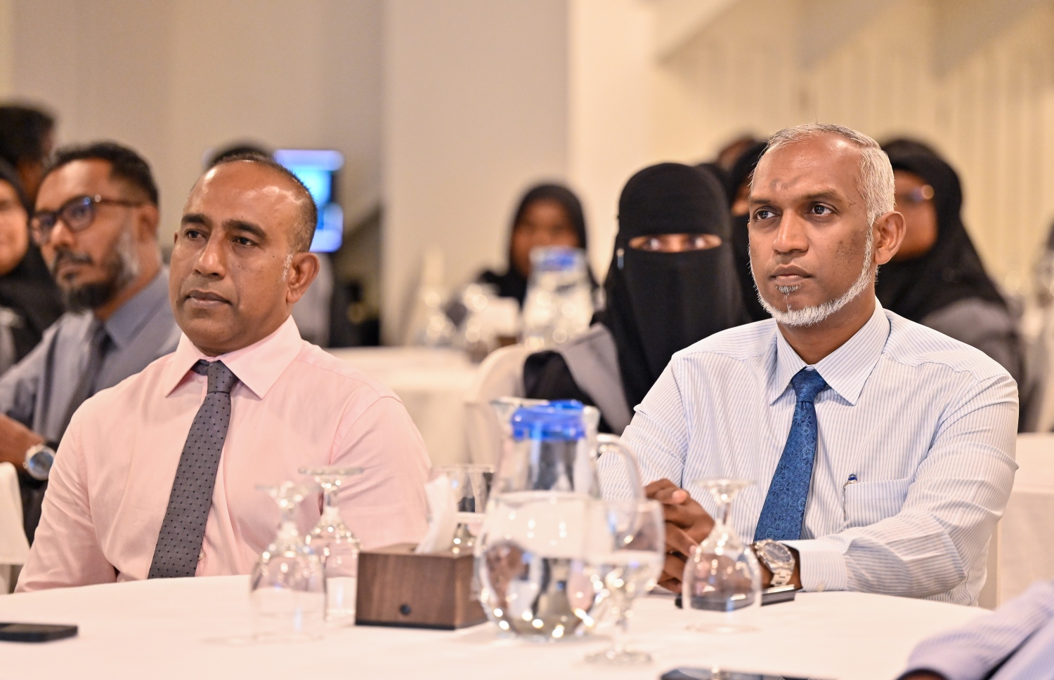 މާލެ ސިޓީ ކައުންސިލްހެ މޭޔަރު ޑރ. މުހައްމަދު މުއިއްޒު އަދި ބަލަހައްޓަން ކައުންސިލުން އަލަށް ހެދި ޑިޕާޓްމެންޓަށް ނެގި ކޮމިއުނިޓީ އެންގޭޖްމެންޓް އޮފިސަރުންގެ އޮޕަރޭޝަންސް މެނޭޖަރު އަހުމަދު ސައުދީ.-- ފޮޓޯ: ފަޔާޒް މޫސާ \ މިހާރު