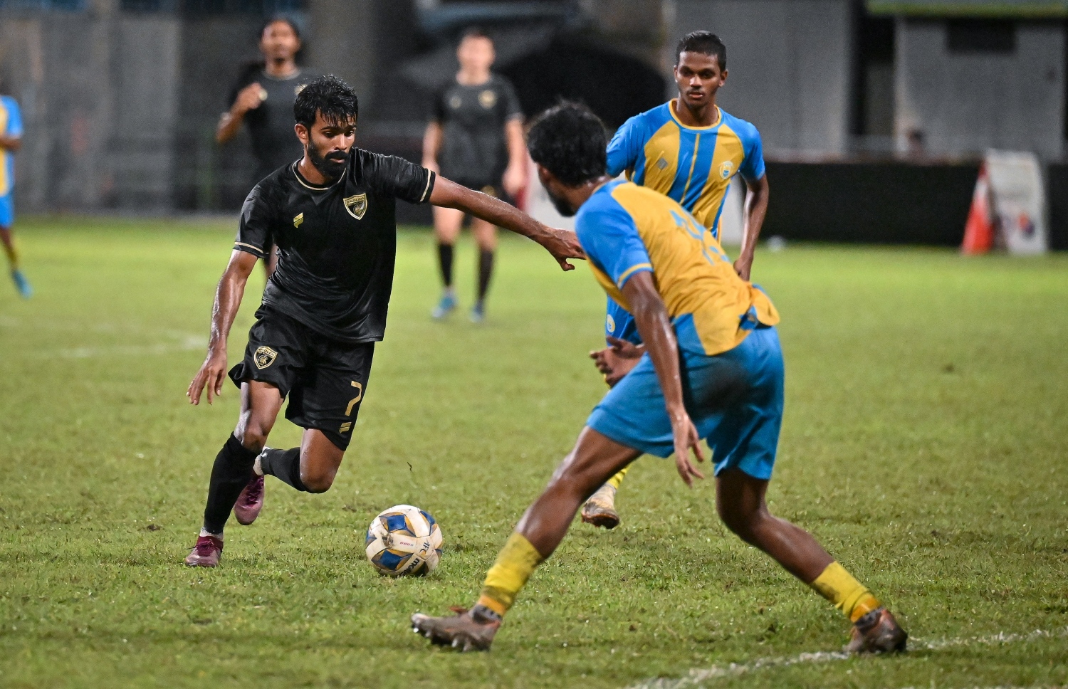 އީގަލްސްގެ ތިންވަނަ ގޯލު ޖެހި މަހުދީ، މެޗުގައި ވެލެންސިއާގެ ގޯލަށް ހަމަލާއެއް ފޮނުވާލަނީ.-- ފޮޓޯ: ފަޔާޒް މޫސާ/ މިހާރު