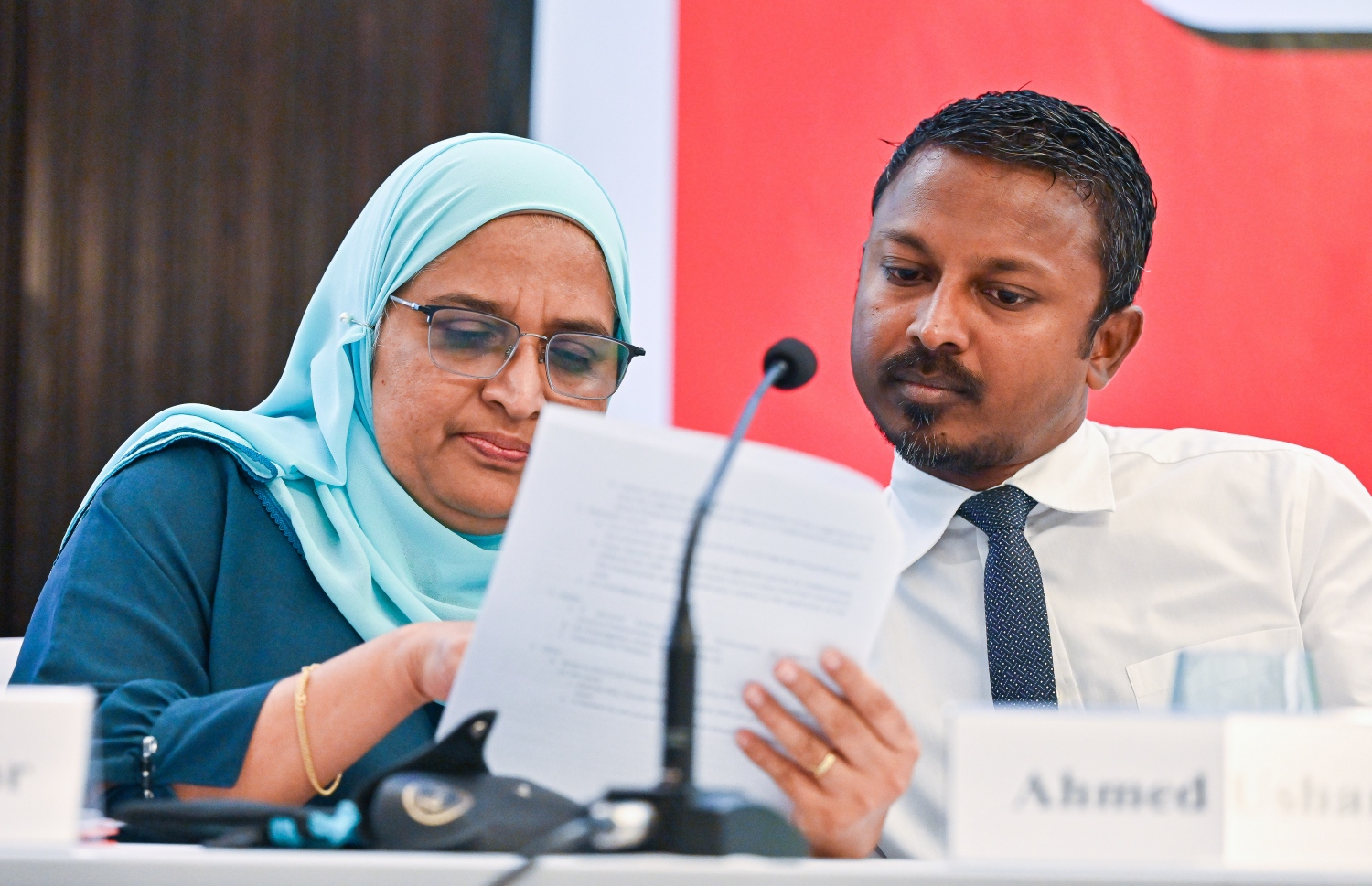 ވިލިމާލޭ ދާއިރާގެ މެންބަރު އަހްމަދު އުޝާމް (ކ) އާއި ކުރީގެ ބަންޑާރަ ނައިބު އައިޝަތު އާޒިމާ ޝަކޫރު. -- ފޮޓޯ: މިހާރު