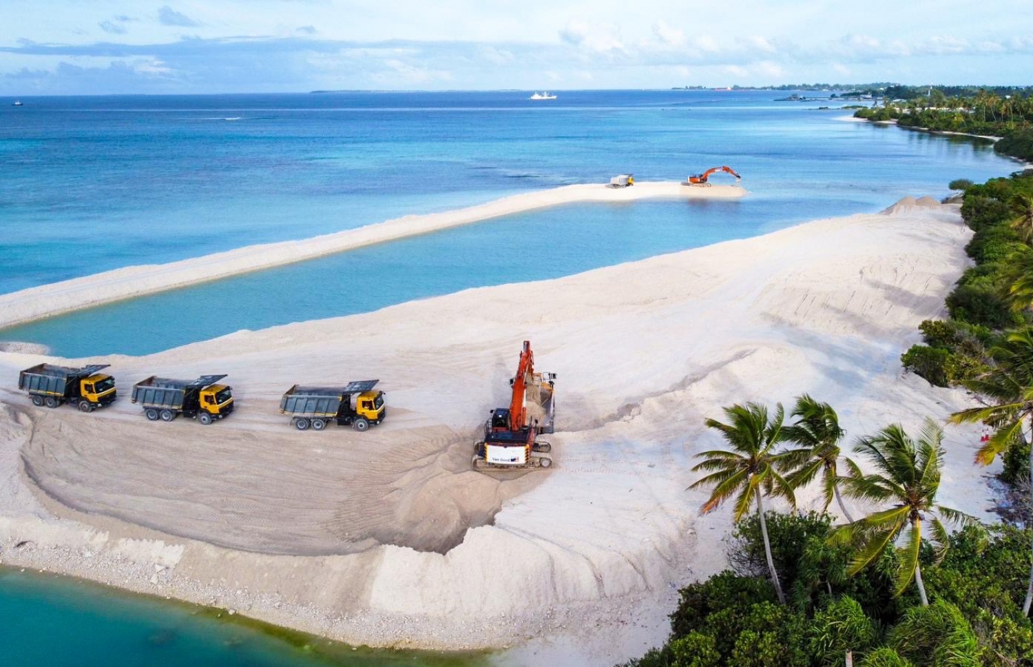 އައްޑޫގެ ބިން ހިއްކުމަށް ތައްޔާރުވުމުގެ މަސައްކަތް ކުރަނީ.-- ފޮޓޯ: މާލޭ ސިޓީ ކައުންސިލް