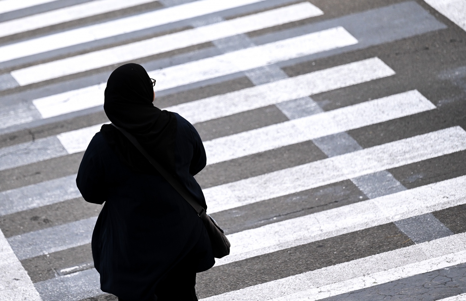 ހުޅުމާލޭގެ މަގެއްގެ ކަފިހުރަސް މަތިން މީހަކު ހިނގާފައި ދަނީ.-- ފޮޓޯ: ފަޔާޒް މޫސާ | މިހާރު