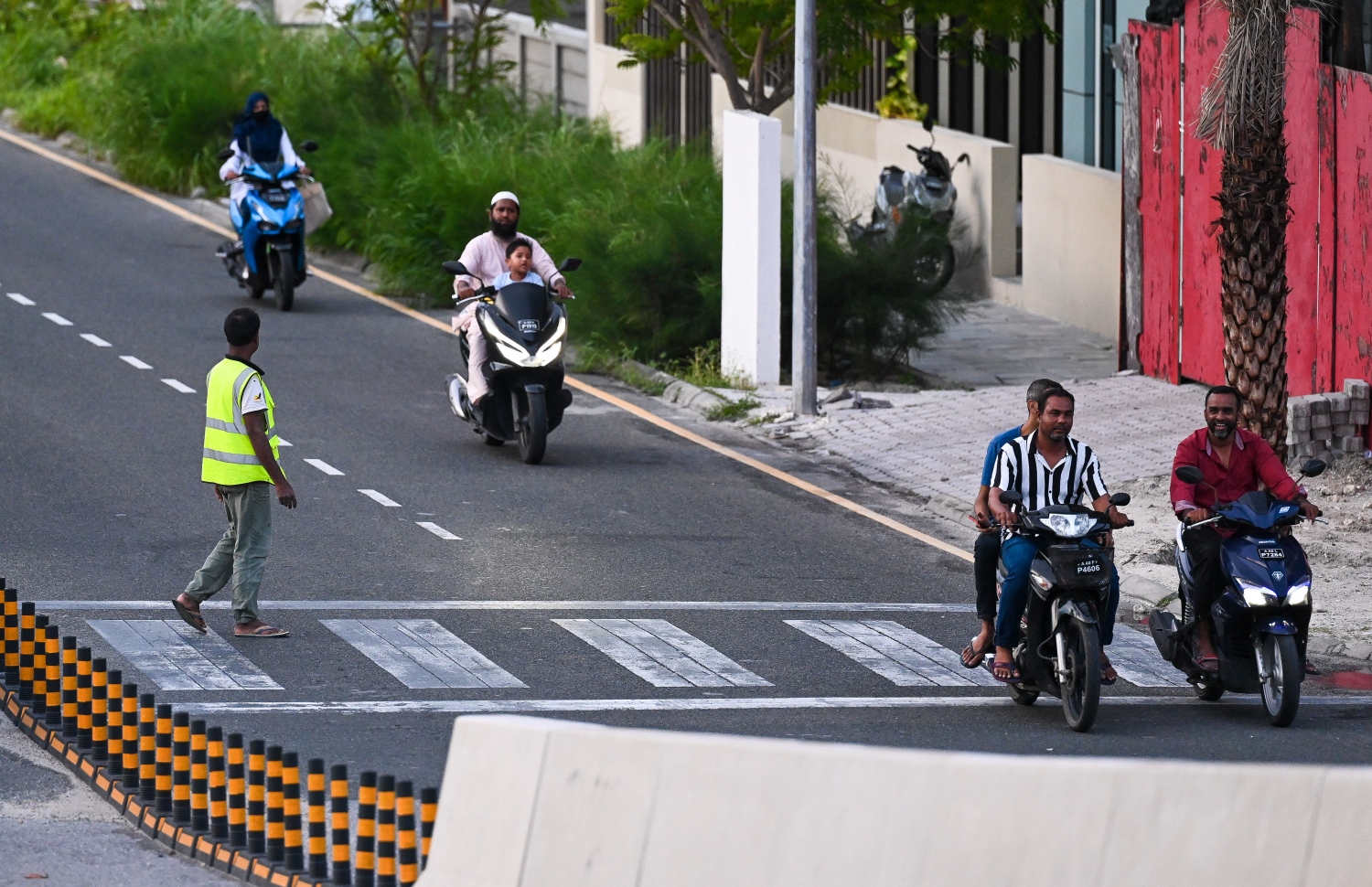 ހުޅުމާލޭގެ ޓްރެފިކް މައްސަލަ ހައްލުކުރުމުގެ ގޮތުން ފޭސް 2 އަށް ދާ ބްރިޖުން ފައިބާއިރު މަގުގައި ޑިވައިޑަރު ހަރުކޮށްފައި.-- ފޮޓޯ: ފަޔާޒް މޫސާ | މިހާރު