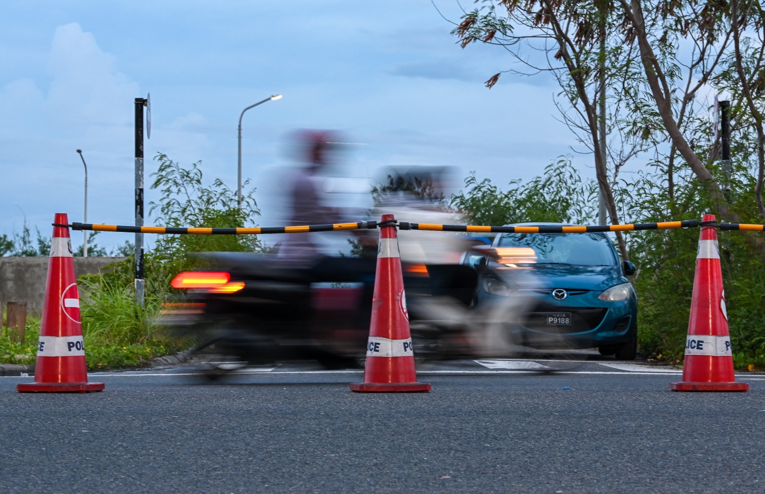 ހުޅުމާލޭގެ ޓްރެފިކް މައްސަލަ ހައްލުކުރުމުގެ ގޮތުން މަގުގައި ޑިވައިޑަރު ބަހައްޓާފައި.-- ފޮޓޯ: ފަޔާޒް މޫސާ | މިހާރު