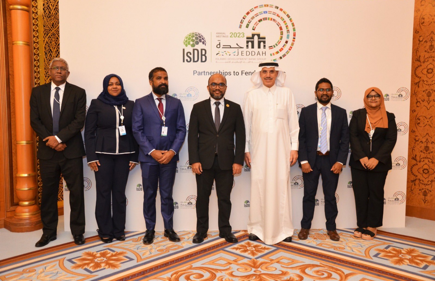 ސައުދީއާއެކު އެއްބަސްވުމުގައި ސޮއިކުރުމަށް ބޭއްވި ރަސްމިއްޔާތުގައި ފިނޭންސް މިނިސްޓަރު އިބްރާހިމް އަމީރު އާއި ސައުދީގެ އިސްލާމިކް ޑިވެލޮޕްމަންޓް ބޭންކްގެ ރައީސް މުހައްމަދު އަލް ޖަސީރުއާއެކު ރާއްޖޭގެ ވަފުދު.-- ފޮޓޯ: ފިނޭންސް މިނިސްޓްރީ