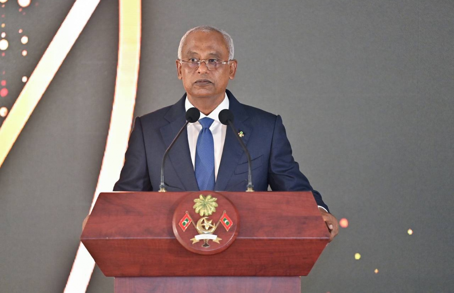 ރައީސްގެ އެވޯޑާއި ސްކޮލަޝިޕް ލިބުނު މަތީ ސާނަވީގެ ދަރިވަރުންނަށް ހަނދާނީ ލިޔުން ހަވާލުކުރުމަށް ބޭއްވި ރަސްމިއްޔާތުގައި ރައީސް އިބްރާހިމް މުހައްމަދު ސޯލިހު ވާހަކަދައްކަވަނީ.-- ފޮޓޯ: ރައީސް އޮފީސް