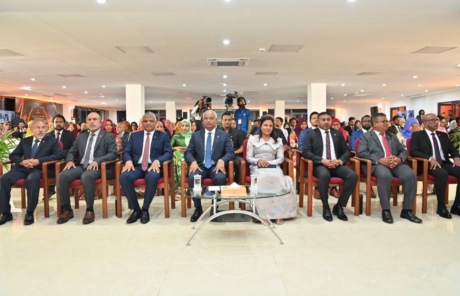 ރައީސް އިބްރާހިމް މުހައްމަދު ސޯލިހުގެ ދެކަނބަލުންނާއި ސަރުކާރުގެ އިސްވެރިން ރައީސްގެ އެވޯޑާއި ސްކޮލަޝިޕް ލިބުނު މަތީ ސާނަވީގެ ދަރިވަރުންނަށް ހަނދާނީ ލިޔުން ހަވާލުކުރުމަށް ބޭއްވި ރަސްމިއްޔާތުގައި.-- ފޮޓޯ: ރައީސް އޮފީސް