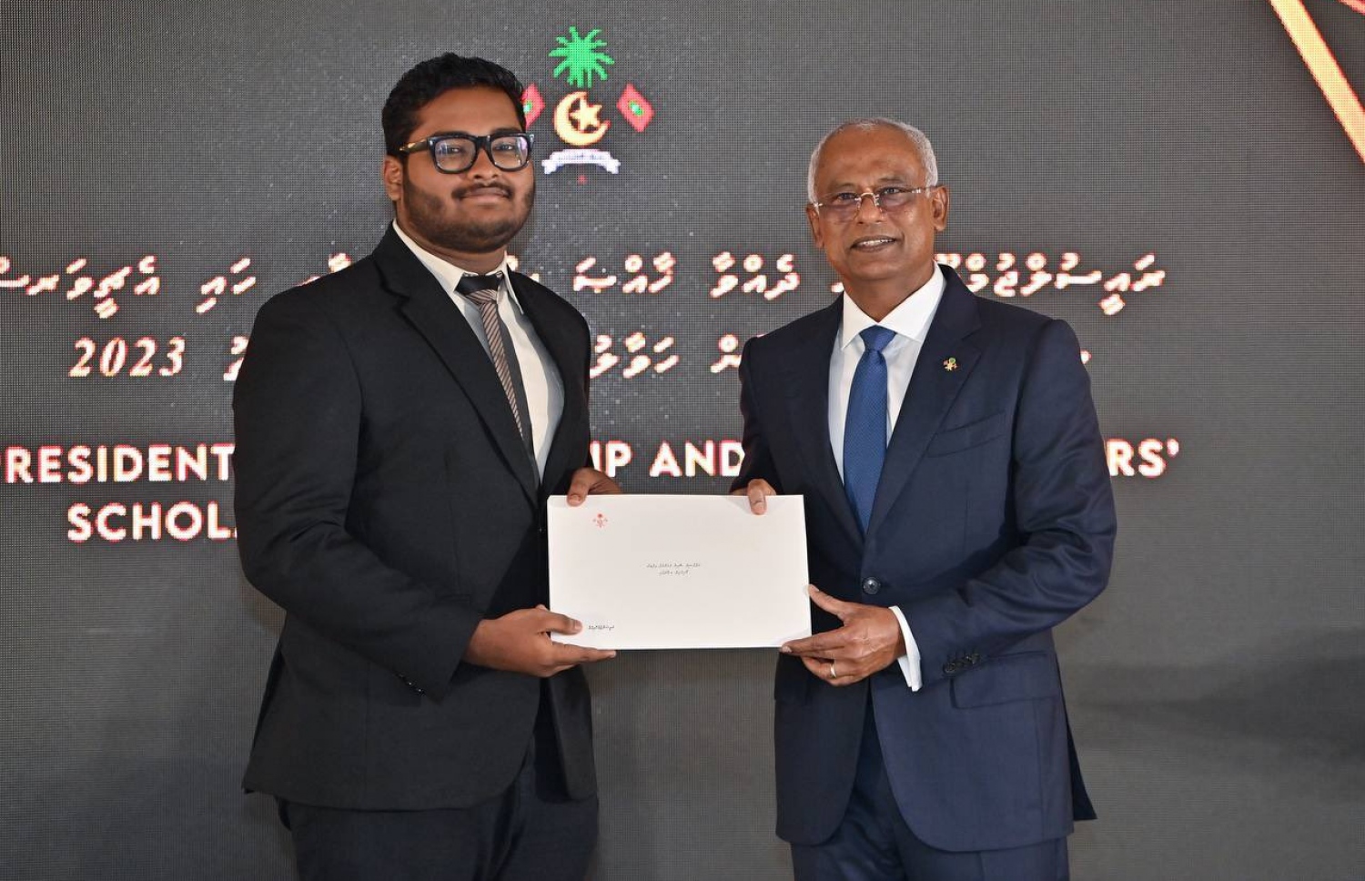 ރައީސް އިބްރާހިމް މުހައްމަދު ސޯލިހު، ރައީސްގެ ސްކޮލަޝިޕް ލިބުނު ދަރިވަރަކަށް ހަނދާނީ ލިޔުން ހަވާލުކޮށްދެއްވަނީ.-- ފޮޓޯ: ރައީސް އޮފީސް