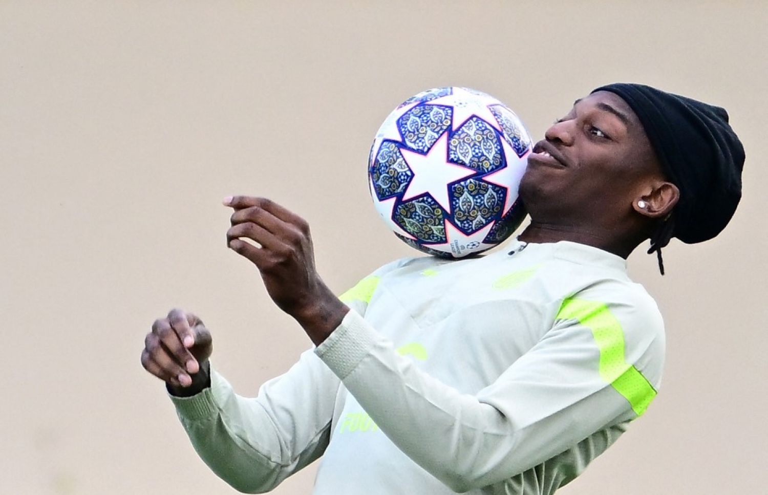 މިލާންގެ އަރަމުން އަންނަ ތަރި ލެއާއޯ، މިރޭ މެޗުގެ ކުރިން އޮތް ފަރިތަކުރުންތަކުގައި.-- ފޮޓޯ: އޭއެފްޕީ