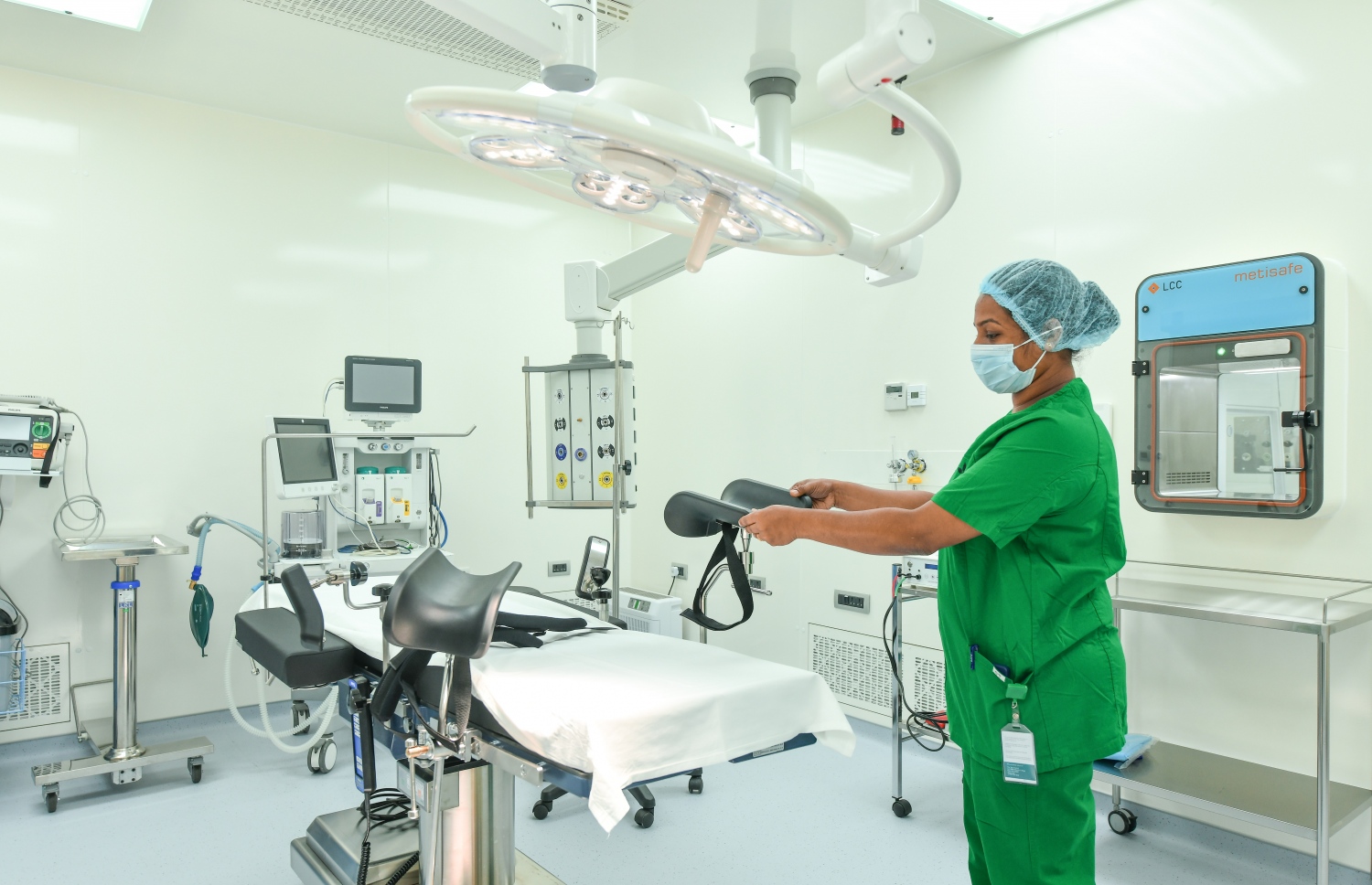 ޓްރީޓޮޕްގައި ގާއިމުކޮށްފައިވާ އައިވީއެފް ސެންޓަރުގައި މުވައްޒަފަކު ހަރަކާތްތެރި ވަނީ: އެ ސެންޓަރުގައި ހިދުމަތްދޭން މިއަދު ވަނީ ފަށާފައި --- ފޮޓޯ: ނިޝާން އަލީ / މިހާރު