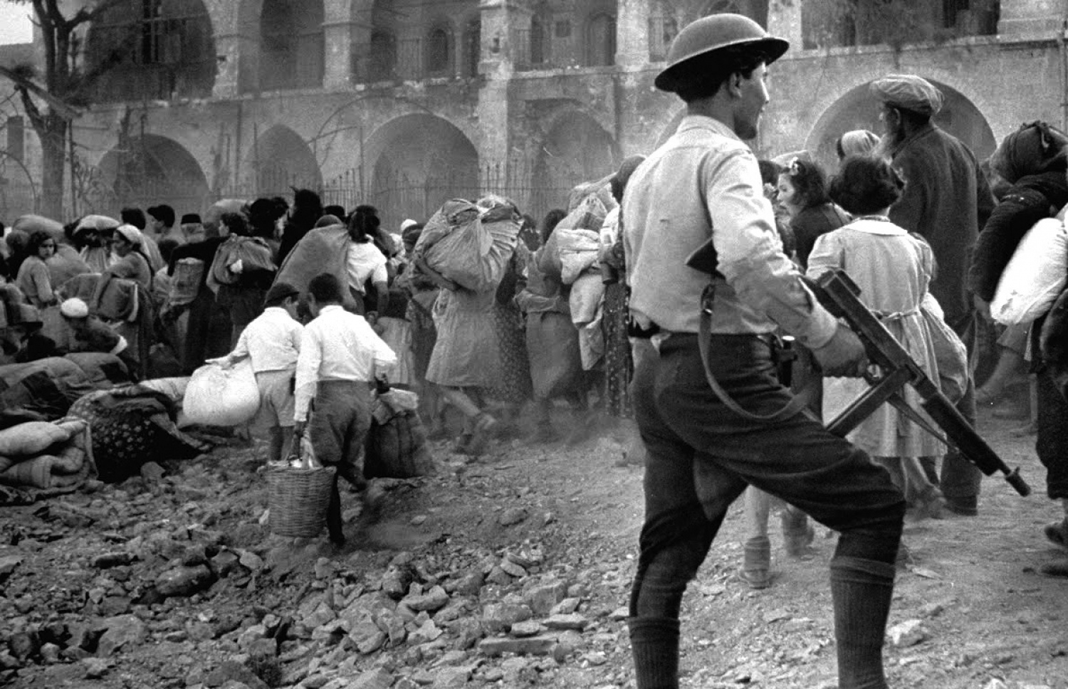 މެއި 14، 1948 ގައި ފަލަސްތީނުގެ ބިމުގައި އިޒްރޭލުގެ ނަމުގައި ޔަހޫދީ ދައުލަތެއް ގާއިމުކުރުމާ ގުޅިގެން، އިޒްރޭލު ސިފައިން ހަތިޔާރުގެ ބޭނުންކޮށް ގެދޮރުން ނެރެލި ފަލަސްތީނުގެ ރައްޔިތުންތަކެއް، އެމީހުންގެ ރަށުން ފައިބައިގެން ދާއިރު، އިޒްރޭލު ސިފައިން ހަތިޔާރާއެކު ހަރަކާތްތެރިވަނީ.